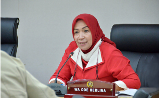 Komisi B Dewan Perwakilan Rakyat Daerah (DPRD) Provinsi DKI Jakarta berharap PT Penjaminan Kredit Daerah (Jamkrida) Jakarta mampu melebarkan sayapnya untuk memberikan jaminan lebih banyak pada pelaku usaha mikro kecil menengah (UMKM) setelah perubahan status hukum berubah menjadi Perseroan Daerah (Perseroda). Sekretaris Komisi B DPRD DKI Jakarta Wa Ode Herlina mengatakan, harapan tersebut harus dilaksanakan apabila usulan Jamkrida untuk mendapat penambahan modal dasar sebesar Rp200 miliar disepakati dalam Perda Perubahan Bentuk Hukum yang saat ini sedang dibahas dalam Badan Pembentukan Peraturan Daerah (Bapemperda). “Kita masih nunggu keputusan di Bapemperda untuk peningkatan modal dasar. Tapi yang saya imbau jangan sampai wajah yang ditampilkan Jamkrida setelah berubah (statusnya) jadi cari keuntungan, sebab sesungguhnya ini memberi jaminan kepada pelaku usaha karena banyak pelaku usaha bagus tapi tidak punya jaminan,” ujarnya di gedung DPRD DKI Jakarta, Selasa (16/8). Wa Ode pun mengingatkan agar Jamkrida lebih gencar melakukan sosialisasi program-program yang dimiliki Jamkrida terkait penjaminan modal usaha bagi UMKM. Pasanya ia menilai BUMD milik Pemprov ini masih kurang dikenal warga Jakarta. “Menurut saya masih sangat kurang sosialisasinya. Harus makin masif supaya UMKM banyak terjamah. Bisa lewat lewat pengarahan mulai dari RT, RW, Lurah, dan Camat, itu baru maksimal,” ucapnya. Direktur Utama PT Jamkrida DKI Ivan Sutrisna Soeparno menjelaskan, pihaknya saat ini sudah melakukan sosialisasi. Meski demikian ia mengaku belum optimal, mengingat modal yang dimiliki masih terbatas. “Kita tidak boleh terlalu agresif melakukan sosialisasi. Kami khawatir nanti mereka minta besar tapi kita tidak ada dana,” tandasnya.