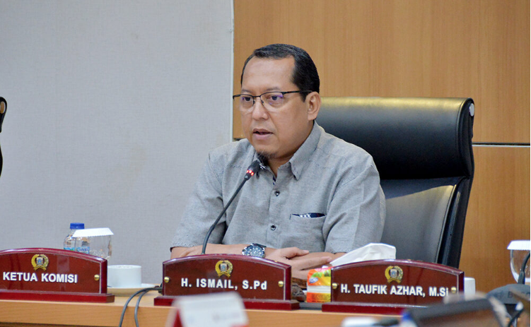 Sejumlah masalah sebagai persiapan swakelola pengelolaan air minum perlu diinventarisasi Perumda Air Minum (PAM) Jaya. Komisi B DPRD DKI Jakarta mendorong inventarisasi masalah mulai dilakukan sejak dini. Ketua Komisi B DPRD DKI Jakarta Ismail menjelaskan, kerja sama PAM Jaya dengan PT Aetra Air Jakarta dan PT PAM Lyonnaise Jaya (PALYJA) akan berakhir pada Februari 2023 mendatang. Sementara masih banyak persoalan yang perlu dituntaskan. Seperti masalah Sumber Daya Manusia (SDM), Aset, Hukum, Keuangan, Akuntansi, Perpajakan, Operasional dan Kepelangganan, Teknologi Informasi, dan resiko. “Sehingga kita bisa meyakini insyaAllah nanti pada 1 Februari 2023 transisi ini bisa berjalan mulus,” ujarnya usai rapat di Gedung DPRD DKI Jakarta, Senin (22/8). Ismail juga berharap sejumlah permasalahan terkait pelayanan yang masih minim belum mencapai 100% dan Non Revenue Water (NRW) atau kebocoran yang masih mencapai 46% segera dapat teratasi dengan baik dan benar. “Nah mudah mudahan dari perencanaan ini bisa memperkuat perencanaan kedepan lebih baik lagi,” ucap Ismail. Sementara itu, Direktur Utama PAM Jaya Arief Nasrudin mengaku siap melakukan upaya-upaya perbaikan kerusakan atau kehancuran material pipa akibat adanya reaksi kimia (korosi) yang menyebabkan kebocoran. “Sebenarnya dalam bahasa air itu NRW. tadi saya sudah jelaskan, kita mencoba membuat sebuah kluster baik kontribusi ada titik titik kemudian kebocorannya yang cukup besar dan alasan alasanya apa, sebab sebabnya apa, sehingga kemudian itu yang kita coba urai. Jadi kedepannya corrective actionnya seperti apa, dan ini yang jadi salah satu pertimbangan korporasi PAM untuk mengambil langkah,” pungkasnya Pada kesempatan itu, Arief berharap sejumlah persoalan air di Jakarta dapat diselesaikan oleh PAM Jaya dengan baik. Hal tersebut juga terlihat pada persoalan air tanah yang sudah mulai terkontaminasi limbah industri. “Jadi Harapannya bisa segera cepat melakukan cakupan pelayanan air 100% di Jakarta sehingga kemudian sekali lagi permukaan air tanah ini bisa dijaga di Jakarta, itu yang jadi konsentrasi kita,” tandasnya.