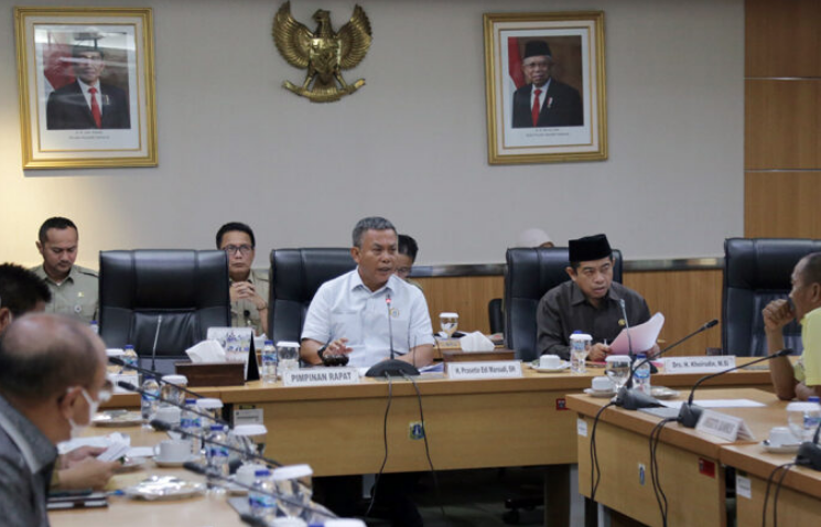 Badan Musyawarah (Bamus) DPRD Provinsi DKI Jakarta jadwalkan rapat paripurna penetapan Rancangan Peraturan Daerah (Raperda) tentang Pelaksanaan Penghormatan, Pelindungan dan Pemenuhan Hak Penyandang Disabilitas akan dilaksanakan pada Selasa (6/9) awal bulan depan. Ketua Bamus DPRD DKI Jakarta Prasetio Edi Marsudi mengatakan, Raperda tersebut telah melewati proses pembahasan yang mendalam oleh Badan Pembentukan Peraturan Daerah (Bapemperda) bersama Satuan Kerja Perangkat Daerah (SKPD) sejak Maret lalu. Sebelum pengesahan, Pras sapaan karibnya juga mengagendakan pembahasan laporan hasil fasilitasi Raperda Disabilitas dari Kementerian Dalam Negeri (Kemendagri) dalam rapat pimpinan gabungan pada Selasa (23/8) besok. “Perubahan jadwal untuk pembahasan Rancangan Peraturan Daerah tentang Pelaksanaan Penghormatan, Pelindungan dan Pemenuhan Hak Disabilitas disetujui,” ujarnya di gedung DPRD DKI Jakarta, Senin (22/8). Di kesempatan yang sama, anggota Bapemperda DPRD DKI Agustina Hermanto atau yang akrab disapa Tina Toon ini meminta setelah payung hukum disahkan, maka seluruh instansi Pemerintah dapat menerapkannya segera. “Dengan diketuknya Perda hak Disabilitas, saya meminta ini betul-betul bisa diimplementasikan dan dijalankan pasal per pasalnya sehingga bisa melindungi dan memberikan hak bagi mereka,” ucapnya. Tina Toon pun berharap DPRD DKI bisa menjadi contoh yang baik dalam penerapan Perda ini. Salah satunya yakni menggunakan juru bahasa isyarat atau Deaf Interpreter dalam rapat paripurna. Sehingga para penyandang disabilitas dengan gangguan pendengaran dan tuna rungu dapat memahami isi rapat. “Jadi nanti kami harap dari Setwan harus sudah mulai disiapkan. Mudah-mudahan di paripurna pertama sudah bisa disiapkan untuk menjadi contoh institusi lain,” tandasnya.