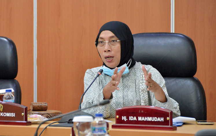 Komisi D DPRD Provinsi DKI Jakarta menilai Dinas Bina Marga masih lemah menyerap APBD 2022, sementara masih banyak warga yang menunggu perbaikan jalan. Hingga bulan delapan tahun ini, Dinas Bina Marga baru menyerap APBD 25,7%. Ketua Komisi D DPRD DKI Jakarta Ida Mahmudah menjelaskan, APBD mengalokasikan anggaran untuk Dinas Bina Marga di tahun 2022 sebesar Rp2,56 triliun. Berdasarkan data hingga hari ini, Selasa (23/8) serapan anggaran baru mencapai Rp643 miliar atau 25,7% dari total anggaran. “Ya kondisi penyerapan masih kecil. Argumennya tidak jauh karena sudah lelang tinggal pembayaran, nanti ketika proyeknya sudah selesai baru dilakukan pembayaran, pasti itu argumennya. Kita berharap bahwa semua pekerjaan berjalan sesuai aturan dan dapat dirasakan oleh masyarakat.” ujarnya di gedung DPRD DKI, Selasa (23/8). Pasalnya, sambung Ida, hingga saat ini banyak jalan lingkungan yang membutuhkan perbaikan. Itu pun kerap dikeluhkan warga saat jajaran DPRD DKI Jakarta melaksanakan reses. Dengan demikian, Komisi D berharap Dinas Marga benar-benar merealisasikan program kegiatan anggaran yang bersentuhan langsung dengan masyarakat. “Kita ini prioritas yang paling utama ini kan mereka, warga yang memang butuh sentuhan Pemda DKI, butuh sentuhan APBD. Jadi jangan hal yang kecil ngeles anggarannya udah habis. Ini yang kita tidak mau,” ucapnya. Di lokasi yang sama, Kepala Dinas Bina Marga Provinsi DKI Jakarta Hari Nugroho menjelaskan, belum meratanya perbaikan jalan yang dilakukan pihaknya terjadi lantaran basis data yang lemah. Data yang dimaksud yakni kondisi keadaan wilayah yang diprioritaskan untuk dibangun atau memperlukan perbaikan dari tingkat RT, RW sampai ke Kelurahan. “Jadi harusnya saat Musrenbang atau reses memiliki data yang lengkap, jadi tahu prioritas (jalan) mana yang dibetulkan. Jadi jangan sampai yang belum ada skala prioritas dikerjakan dulu, malah yang prioritas nggak. Maka ini yang nanti akan kita bangun,” terang Hari. Selain itu, salah satu kendala belum meratanya pembangunan atau perbaikan jalan, dijelaskan Hari karena tumpang tindih kewajiban dengan SKPD lain. Ia mencontohkan untuk pebaikan jalan lingkungan di kawasan kumuh yang menjadi kewenangan Dinas Perumahan. “Paling kita membantu dengan scrapping saja, tapi kalau dengan hotmix beton nggak bisa kita nggak berani nanti bisa jadi temuan,” tandasnya.