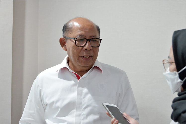 Dewan Perwakilan Rakyat Daerah (DPRD) Provinsi DKI Jakarta menyepakati pencabutan Perda Nomor 1 Tahun 2014 tentang Rencana Detail Tata Ruang dan Peraturan Zonasi dan Peraturan Zonasi (RDTR-PZ). Beleid tersebut digantikan Peraturan Gubernur Nomor 31 Tahun 2022 tentang Rencana Detail Tata Ruang Wilayah Perencanaan (RDTRWP). Ketua Bapemperda DPRD DKI Jakarta Pantas Nainggolan menjelaskan, peralihan payung hukum tersebut dilakukan sebagai tindaklanjut dari amanat dari Undang-Undang Cipta Kerja. “Mudah-mudahan raperda tersebut bisa segera direalisasikan sehingga masyarakat bisa mendapatkan manfaat dan terlindungi hak-haknya,” ujar Pantas usai Rapat Pimpinan Gabungan (Rapimgab) di gedung DPRD DKI Jakarta, Selasa (23/8). Hal senada juga disampaikan Wakil Ketua DPRD Provinsi DKI Jakarta Misan Samsuri. Ia berharap Perda RDTR-PZ yang telah diganti dengan Pergub Nomor 31 Tahun 2022 dapat segera dirasakan oleh masyarakat DKI. Hal tersebut juga sudah disepakati dan dikonsultasikan oleh Kementerian Pendayagunaan Aparatur Negara dan Reformasi Birokrasi. “Pak Menteri sendiri yang tanda tangan itu. Harapannya supaya ini proses lebih cepat karena masyarakat ini sudah menunggu. Sekarang ini kan terkendala kegiatan-kegiatan di masyarakat baik investasi dan lainnya, karena ini belum selesai jadi kendala pembangunan di DKI Jakarta,” terangnya. Sementara itu Kepala Dinas Cipta Karya Tata Ruang dan Pertanahan (DCKTRP) Provinsi DKI Jakarta Heru Hermawanto menyampaikan bahwa perda yang diubah jadi pergub ini baru pertama kali dilakukan olehnya. Keputusan tersebut diubah menjadi Perkada melalui proses yang cukup panjang melalui rancangan perundang-undangan. “Ini salah satu Pergub terasa Perda prosesnya ditempuh persis Perda. Jadi saya mengucapkan banyak terima kasih dari teman teman Dewan khususnya dengan Bapemperda yang sudah memfasilitasi pembahasan yang cukup panjang,” tandasnya.
