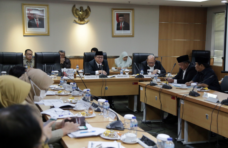 Dewan Perwakilan Rakyat Daerah (DPRD) Provinsi DKI Jakarta telah menuntaskan pembahasan rancangan Perda (Raperda) tentang Pelaksanaan Penghormatan, Pelindungan dan Pemenuhan Hak Penyandang Disabilitas terbaru. Beleid tersebut ditargetkan mampu mengangkat harkat martabat para penyandang. Wakil Ketua Dewan Perwakilan Rakyat Daerah (DPRD) Provinsi DKI Jakarta Misan Samsuri menjelaskan, Raperda tersebut saat ini telah disetujui jajaran pimpinan di DPRD DKI Jakarta. Dalam waktu tak lama lagi Raperda siap untuk disahkan menjadi Perda. “Selanjutnya untuk menyampaikan persetujuan dan pendapat akhir Gubernur terhadap Raperda Disabilitas akan disampaikan dalam rapat paripurna pada Selasa 6 September,” ujarnya di gedung DPRD DKI Jakarta, Selasa (23/8). Ketua Badan Pembentukan Peraturan Daerah (Bapemperda) DPRD DKI Pantas Nainggolan menyampaikan, ada 16 bidang yang telah diperjuangkan DPRD untuk menyetarakan kualitas hidup penyandang di Ibu Kota. “Kami sudah berupya untuk memberikan pemenuhan hak disabilitas. Kami harap agar penyandang disabilitas itu terangkat harkat dan martabatnya sehingga tidak ada perlakuan diskriminasi dan perbedaan pelayanan,” ungkapnya. Pantas pun meminta agar Pemprov DKI dapat optimal dalam menerapkan seluruh peraturan yang telah tertuang di pasal-pasal Perda Disabilitas. “Jadi satu tahun setelah diundangkan dalam lembaran daerah, maka semua aturan pelaksanaannya harus diterapkan maksimal. Ini tugas Komisi E dalam pengawasan dan penerapan di lapangan,” ucapnya. Hal senada juga diungkapkan Ketua Fraksi PKS DPRD DKI Achmad Yani. Ia mendorong setelah Perda disahkan agar secepatnya dapat diimplementasikan ditaati bersama seluruh steakholder. “Kami berharap eksekutif bisa memberikan perhatian penuh terhadap para penyandang disabilitas. Jangan sudah ada Perda tapi tidak terlaksana dengan baik, dan jangan lupa untuk sosialisasikan Perda ini,” tuturnya. Sementara Kepala Dinas Sosial (Dinsos) DKI Premi Lasari mengungkapkan bahwa dari hasil fasilitasi Kemendagri terhadap Raperda Disabilitas ada perampingan bab dan pasal. Dari awalnya di usulkan 8 bab dan 149 pasal, menjadi 7 bab dan 132 pasal. “Adapun bab 1 tentang ketentuan umum, bab 2 pelaksanaan penghormatan pelindungan dan pemenuhan hak penyandang disabilitas, bab 3 koordinasi, bab 4 peran serta masyarakat, bab 5 pendanaan, bab 6 penghargaan dan bab 7 penutupan,” ucapnya. Sedangkan 16 pasal yang dihapus diantaranya yakni pasal 6 tentang pemenuhan hak disabilitas, pasal 70 tentang bantuan sosial, pasal 109 Kartu Identitas Penyandang Disabilitas, pasal 130 sampai 142 dan pasal 147 tentang pembentukan Dewan Disabilitas Jakarta (DDJ).