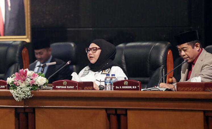 Dewan Perwakilan Rakyat Daerah (DPRD) Provinsi DKI Jakarta menggelar rapat paripurna untuk menindaklanjuti usulan penyusunan Rancangan Perda (Raperda) tentang Pertanggungjawaban Pelaksanaan APBD (P2APBD) Tahun Anggaran 2021, Selasa (23/8). Wakil Ketua DPRD Provinsi DKI Jakarta Rany Mauliani mengatakan, setelah Wakil Gubernur DKI Jakarta Ahmad Riza Patria menyampaikan materi usulan pembentukan Perda tersebut, seluruh Fraksi akan memberikan pandangan umumnya, Rabu (24/8) besok. “Sesuai dengan jadwal yang telah ditetapkan, maka Fraksi-Fraksi DPRD Provinsi DKI Jakarta akan menyampaikan Pemandangan Umumnya besok,” ujarnya di gedung DPRD DKI, Selasa (23/8). Rany juga melanjutkan, setelah pandangan umum, maka DPRD akan melanjutkan pembahasan di lima Komisi dan dilanjutkan ke Badan Anggaran (Banggar) dan Rapat Pimpinan Gabungan sesuai jadwal yang telah disepakati dalam Badan Musyawarah (Bamus). Dalam pidatonya di forum paripurna, Wakil Gubernur DKI Jakarta Ahmad Riza Patria memaparkan bahwa pendapatan daerah pada tahun anggaran 2021 terealisasi sebesar Rp65,57 triliun atau 100,55% dari Rp65,21 triliun. Riza menjelaskan, angka tersebut didapat dari pendapatan asli daerah (PAD) sebesar Rp41,61 triliun, pendapatan transfer sebesar Rp22,67 triliun, dan pendapatan sah lain-lain sebesar Rp1,29 triliun. Dalam kesempatan itu, Riza juga menyampaikan Sisa Lebih Perhitungan Anggaran (SiLPA) Tahun 2021 sebesar Rp9,72 triliun. Ia berjanji akan terus berupaya meningkatkan akuntabilitas pengelolaan keuangan demi terwujudnya pengelolaan keuangan daerah yang transparan dan akuntabel. Ia juga berharap DPRD dapat segera menyetujui raperda secepatnya menjadi peraturan daerah. “Eksekutif berharap, Dewan dapat membahas dan menyetujui rancangan peraturan daerah dimaksud menjadi peraturan daerah,” tandasnya.