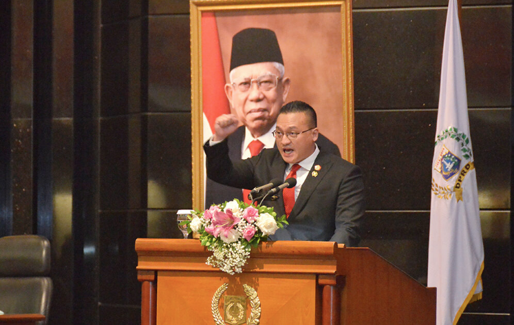 Sembilan fraksi di Dewan Perwakilan Rakyat Daerah (DPRD) Provinsi DKI Jakarta menyampaikan pandangannya atas usulan Rancangan Perda tentang Pertanggungjawaban Pelaksanaan Anggaran Pendapatan dan Belanja Daerah (P2APBD) Tahun Anggaran 2021 dalam rapat paripurna, Rabu (24/8). Draf raperda tersebut sebelumnya telah dijelaskan dalam pidato Gubernur DKI Jakarta yang disampaikan Wakil Gubernur DKI Jakarta Ahmad Riza Patria pada forum paripurna, Selasa (23/8) kemarin. Fraksi PDI Perjuangan pada pandangannya meminta Pemprov DKI lebih serius dalam menangani sejumlah permasalah aset milik daerah. Seperti aset tercatat ganda, belum ada ketetapan status, tidak diketahui keberadaannya, kesalahan klasifikasi pencatatan, Kartu Inventaris Barang (KIB) belum mutakhir, tanah dikuasai oleh pihak lain, dan tanah yang masih sengketa. “Dalam rangka menindaklanjuti beberapa permasalahan tersebut, harusnya ketentuan atau peraturan Kepala BPN (Badan Pertanahan Nasional) dapat membantu solusinya,” ujar anggota Fraksi PDI Perjuangan, Hardiyanto Kenneth. Fraksi Partai Gerindra DPRD DKI Jakarta dalam pandangannya meminta Pemprov DKI mampu melaksanaan program-program yang telah dirancang secara optimal terutama untuk kegiatan pengendali banjir dan pengembangan rumah bagi masyarakat berpenghasilan rendah (MBR) untuk meminimalkan Sisa Lebih Perhitungan Anggaran (SiLPA). “Berkenaan dengan jumlah SiLPA yang telah disampaikan dalam P2APBD 2021 sebesar Rp9,72 triliun. Maka diharapkan kedepannya Pemprov DKI Jakarta dapat memaksimalkan tata kelola keuangan daerah sesuai perencanaan yang jauh lebih baik,” ucap Sekretaris Fraksi Partai Gerindra DPRD DKI, Purwanto. Kemudian Fraksi PKS DPRD DKI Jakarta dalam pandangannya menilai SiLPA APBD tahun 2021 cukup besar, maka diharapkan dapat digunakan lebih efektif bagi pemulihan ekonomi, pembangunan sarana dan prasarana yang dibutuhkan masyarakat. “Oleh karena itu Fraksi PKS mengusulkan agar SiLPA tahun 2021 ini bisa dioptimalkan untuk pemulihan ekonomi berbasis UMKM, pengembangan pariwisata, maupun penambahan modal bagi Badan Layanan Umum Daerah (BLUD) yang potensial. Ini perlu dipulihkan dan perlu menjadi prioritas,” kata anggota Fraksi PKS DPRD DKI, Yusriah Dzinnun. Selanjutnya, Fraksi Partai Demokrat DPRD DKI Jakarta dalam pandangannya berharap Pemprov DKI dapat membuat trobosan kebijakan dalam upaya peningkatan realisasi penerimaan pajak daerah. Pasalnya sudah empat tahun berturut, Badan Pendapatan Daerah dinilai gagal mencapai target yang ditetapkan. Sehingga dikhawatirkan dari tidak tercapainya target pajak daerah dapat berimbas pada program pembangunan maupun belanja daerah tersendat yang tentu saja akan merugikan masyarakat. “Pajak daerah hanya tercapai 92,91% atau Rp34,57 dari target Rp37,21 triliun di tahun 2021. Hal ini perlu menjadi perhatian serius Badan Pendapatan Daerah agar segera menciptakan terobosan baru untuk menyelesaikan kendala-kendala pemungutan pajak,” ungkap anggota Fraksi Partai Demokrat DPRD DKI, Faisal. Fraksi PAN DPRD DKI Jakarta dalam salah satu butir pandangannya berharap Pemprov dapat menggenjot pemungutan pajak yang optimal untuk menutup pendapatan yang berkurang karena adanya program gratis Pembayaran Pajak Bumi dan Bangunan Perdesaan dan Perkotaan (PBB-P2) untuk warga yang memiliki rumah dengan nilai dibawah Rp2 miliar. “Pemerintah Provinsi DKI Jakarta perlu memastikan PAD DKI Jakarta tidak turun agar keberlangsungan dan pembangunan di DKI Jakarta tidak terganggu,” kata anggota Fraksi PAN DPRD DKI, Syahroni. Fraksi PSI DPRD DKI Jakarta dalam salah satu pandangannya meminta Pemprov untuk memaksimalkan penyerapan Penyertaan Modal Daerah (PMD) yang diberikan ke Badan Usaha Milik Daerah (BUMD). Sebab tahun 2021 lalu masih menyisakan anggaran sebesar Rp3,7 triliun. “Padahal banyak program-program yang dihapuskan atau dikurangi anggarannya dapat mempercepat pemulihan dampak Covid-19 atau untuk kepentingan publik,” ucap Wakil Ketua Fraksi PSI DPRD DKI Jakarta, August Hamonangan. Lalu Fraksi Partai NasDem DPRD DKI Jakarta dalam salah satu pandangannya mendorong pemprov DKI Jakarta lebih aktif lagi dalam menerapkan online system terhadap seluruh wajib pajak (WP), terutama untuk pajak atas penggunaan bahan bakar kendaraan bermotor (PBB-KB). “Karena pada tahun 2021 masih ditemukan adanya piutang PKB dalam neraca per 31 Desember sebesar Rp129 miliar lebih,” ungkap anggota Fraksi Partai NasDem DPRD DKI Jakarta, Hasan Basri Umar. Selanjutnya, Fraksi Partai Golkar DPRD DKI Jakarta dalam salah satu butir pandangannya meminta Pemprov DKI untuk segera memperbaiki data sistem pada program unggulan Kartu Jakarta Pintar (KJP) sebab saat ini masih adanya kelebihan pembayaran untuk siswa yang telah lulus. “Harus segera diperbaiki, karena masih ada juga permasalahan program KJP Plus dan KJMU yang gagal salur dan gagal distribusi sehingga mengendap di rekening penampungan Bank DKI,” ucap Wakil Sekretaris Fraksi Partai Golkar DPRD DKI, Jamaludin. Terakhir, fraksi PKB-PPP DPRD DKI Jakarta dalam pandangannya berharap Pemprov DKI bisa lebih optimal dalam mengatasi permasalahan banjir di Ibu Kota, salah satunya yakni mempercepat ketersediaan lahan sekitar sungai untuk pelaksanaan program normalisasi sungai Ciliwung dan sungai-sungai besar Jakarta lainnya. “Kami mengingatkan saudara Gubernur bahwa bantuan Kementerian PUPR bisa terlaksana apabila Pemprov DKI Jakarta bisa menyediakan lahan sekitar sungai yang dibutuhkan untuk normalisasi sungai. Karena penyediaan lahan sekitar sungai memang menjadi tugas Pemprov,” tandas Wakil Ketua fraksi PKB-PPP DPRD DKI Jakarta, Jamaludin Lamanda.