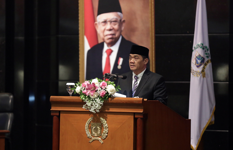 Wakil Gubernur Provinsi DKI Jakarta Ahmad Riza Patria menjelaskan banyak hal sebagai jawaban Gubernur atas pandangan fraksi-fraksi di DPRD DKI Jakarta terhadap Pertanggungjawaban Pelaksanaan APBD (P2APBD) tahun anggaran 2021 dalam rapat paripurna, Rabu (24/8). Sebelum masuk ke dalam subtansi jawaban, Ariza sapaan karibnya memastikan bahwa seluruh pelaksanaan kegiatan anggaran Pemprov DKI Jakarta di sepanjang tahun 2021 berorientasi pada asas tata laksana yang baik, efisien dan dapat dipertanggungjawabkan. Itu pun telah dibuktikan dengan anugerah opini wajar tanpa pengecualian (WTP) yang disematkan Badan Pemeriksa Keuangan (BPK) dalam laporan hasil pemeriksaan APBD tahun 2021. “Eksekutif akan sungguh-sungguh menindaklanjuti dan melakukan peningkatan akuntabilitas pengelolaan keuangan dan aset daerah sesuai dengan rekomendasi BPK sebagai bentuk pertanggungjawaban publik yang berorientasi pada good governance dan clean government,” jelas Ariza. Dalam jawabannya terhadap pandangan Fraksi Partai Gerindra dan Fraksi Partai Demokrat tentang realisasi pendapatan tahun anggaran 2021, Ariza menjelaskan bahwa total realisasi pendapatan tercapai 100,55% dengan capaian pendapatan asli daerah (PAD) sebesar 92,09%. “Kurang maksimalnya realisasi beberapa jenis pendapatan di antaranya retribusi dan lain-lain pendapatan asli daerah merupakan dampak dari penerapan PPKM, belum pulihnya kondisi perekonomian masyarakat dan adanya relaksasi pada wajib retribusi yang terdampak pandemi Covid-19,” terangnya. Menanggapi pertanyaan dari Fraksi Partai Golkar dan Fraksi PDI Perjuangan tentang realisasi pendapatan daerah, Riza menyampaikan bahwa Eksekutif berkomitmen meningkatkan pembiayaan pembangunan daerah. “Diantaranya melalui intensifikasi pemungutan pendapatan daerah, penguatan pendataan, penetapan dan pemungutan pajak daerah, pemberian keringanan atas denda pajak daerah dan meningkatkan koordinasi dengan pihak-pihak terkait,” ujarnya. Selanjutnya, berkaitan dengan belanja daerah, Riza pun menjelaskan bahwa Eksekutif berkomitmen untuk optimalisasi pencapaian realisasi belanja daerah tahun anggaran 2021. Setelah itu, Riza menanggapi pertanyaan dari Fraksi Partai Golkar dan Fraksi PDI Perjuangan tentang kelebihan pembayaran gaji atau TKD. “Dapat saya sampaikan bahwa atas kelebihan tersebut telah ditindaklanjuti dengan pengembalian ke Kas Daerah,” katanya. Selanjutnya, Riza menjelaskan pertanyaan Fraksi PDI Perjuangan dan Fraksi Partai Gerindra terkait dengan kekurangan pemungutan Badan Penyelenggara Jaminan Sosial (BPJS) Kesehatan. Ia menyampaikan bahwa perhitungan dan pembayaran BPJS Kesehatan dan Ketenagakerjaan sudah dilakukan sesuai dengan ketentuan. “Terhadap kekurangan pemungutan dan penyaluran BPJS Kesehatan dan Ketenagakerjaan karena status kepegawaian, akan dilakukan percepatan penyelesaian status kepegawaian PJLP untuk memastikan PJLP memperoleh hak dan perlindungan yang maksimal. Eksekutif juga akan memperhatikan saran terkait peningkatan pengawasan internal, kelengkapan data tertib administrasi,” ucapnya. Kemudian, Riza menanggapi pertanyaan Fraksi Partai Golkar terkait dengan Belanja Subsidi kepada PT LRT Jakarta dan PT Jakarta Propertindo (Perseroda). ” Pembayaran subsidi dilakukan setelah melalui verifikasi dan kedepan akan dilakukan rekonsiliasi secara periodik untuk memastikan keakuratan jumlah belanja subsidi yang dibayarkan,” kata Riza. Selanjutnya, Riza menjawab pertanyaan Fraksi PSI dan Fraksi Demokrat tentang realisasi belanja subsidi terutama pada bidang pangan dan bidang lingkungan. Faktor rendahnya subsidi pangan dipengaruhi oleh penerima manfaat yang lebih memilih membelanjakan dana Kartu Jakarta Pintar (KJP), Kartu Lansia untuk kebutuhan sehari-hari yang disebabkan terbatasnya pangan akibat PPKM. “Pemerintah Provinsi DKI Jakarta tetap berkomitmen untuk melaksanakan program ketahanan pangan bagi masyarakat melalui subsidi pangan,” ujarnya. Terkait dengan pertanyaan Fraksi PKS tentang belum optimalnya realisasi belanja daerah sebesar 88,04% Riza menyampaikan bahwa salah satu penyebabnya adalah belanja modal yang terealisasi hanya 78,37%. “Realisasi belanja modal yang kurang optimal ini disebabkan oleh kehati-hatian dalam pengadaan pembebasan tanah dan adanya pengalihan kegiatan tahun anggaran 2021 ke tahun anggaran 2022, di antaranya kegiatan multiyears yang dibiayai dengan dana Pemulihan Ekonomi Nasional (PEN) dengan prasyarat pembayaran menunggu pemeriksaan BPKP dan Kejaksaan Tinggi,” katanya. Selanjutnya, Riza menjawab tanggapan Fraksi-Fraksi berkaitan dengan pembiayaan daerah. Ia menanggapi saran dari Fraksi PSI mengenai Pinjaman Pemulihan Ekonomi nasional (PEN). “Persetujuan dari Kementerian Keuangan, telah dilakukan adendum perjanjian pinjaman antara Eksekutif dengan PT SMI yang mengatur mengenai perpanjangan masa penggunaan dana Pinjaman PEN Daerah hingga akhir tahun 2022,”ujarnya. Riza menanggapi pertanyaan Fraksi Partai Demokrat dan Fraksi PKB-PPP mengenai pengendalian banjir dan optimalisasi realisasi dana PEN untuk pembebasan lahan dan peningkatan infrastruktur pengendalian banjir. “Proses kegiatan penanganan banjir terus dilakukan secara maksimal salah satunya dengan naturalisasi sungai yang pembebasan lahannya dilakukan secara hati-hati dan sesuai dengan ketentuan,” katanya. Kemudian, Riza menanggapi pertanyaan dari Fraksi PKS, Fraksi PAN, Fraksi Partai Gerindra, Fraksi PSI terkait dengan besaran sisa lebih perhitungan anggaran (SiLPA) Tahun Anggaran 2021 yang dianggap cukup besar. “Dapat kami jelaskan bahwa SiLPA tahun anggaran 2021 sebesar 9,7 triliun terdiri dari SiLPA yang telah ditetapkan peruntukannya atas dana BLUD, BOS, dan PEN sebesar 3,79 triliun dan SiLPA yang belum ditetapkan peruntukannya sebesar Rp.5,93 triliun. SiLPA sebesar Rp.5,93 triliun salah satunya disebabkan karena adanya penerimaan yang tidak diprediksi sebelumnya atas DBH Triwulan IV Tahun 2021 sebesar Rp.5,08 triliun pada tanggal 16 Desember 2021, serta adanya pelunasan piutang pajak DBH tahun 2020 sebesar Rp.3,1 triliun pada tanggal 30 Desember 2021,”ujarnya. Selanjutnya, Riza menanggapi pertanyaan Fraksi Partai NasDem dan Fraksi Partai Demokrat terkait status hukum aset atau sengketa lahan, pemanfaatan aset oleh pihak lain yang tidak sesuai dengan prosedur, tukar-menukar aset negara. “Dapat saya sampaikan bahwa Pemerintah Provinsi DKI Jakarta akan terus mengawal seluruh proses hukum dalam rangka pengamanan aset,” pungkasnya.