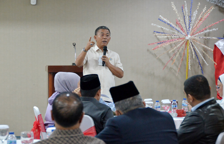 Ketua DPRD Provinsi DKI Jakarta Prasetio Edi Marsudi mengajak seluruh pimpinan dan anggota untuk memperketat fungsi pengawasan. Menurut Pras sapaan karib Ketua DPRD DKI Jakarta, upaya tersebut perlu dilakukan dengan sinergitas kerja yang baik seluruh alat kelengkapan dewan (AKD) jelang evaluasi dan penyusunan APBD. “Fungsi kita harus dijalankan dengan betul, karena ada beberapa permasalahan yang tidak tuntas,” ujarnya saat acara Coffee Morning bersama jajaran DPRD DKI Jakarta, Senin (29/8). DPRD DKI Jakarta sejauh ini memang telah menjadwalkan evaluasi terhadap pertanggungjawaban pelaksanaan APBD (P2APBD) tahun anggaran 2021. Evaluasi akan digelar pada pekan ini. Kemudian hasil rekomendasi tersebut diketahui akan menjadi jembatan untuk melaksanakan penyusunan Perubahan APBD tahun 2022. Selanjutnya pembahasan dan perumusan Rancangan APBD tahun 2023 yang akan digelar jelang akhir tahun ini. Agar seluruh tahapan tahapan perumusan APBD tersebut berkualitas, Pras meminta pembenahan pengawasan dilakukan mulai dari kinerja panitia khusus (Pansus). Menurutnya, Pansus seharusnya bisa mengeluarkan rekomendasi terbaik untuk memperbaiki program kerja pemerintah yang dianggap lemah. “Karena itu saya sengaja memasang orang-orang yang kredibel di dalamnya. Saya ambil dari setiap Komisi. Tujuannya supaya ada rekomendasi yang baik, karena ini tanda tangan saya,” ungkapnya. Selanjutnya Pras menanggapi masukkan dari anggota Komisi E DPRD DKI Dian Pratama yang keberatan atas penggantian nama jalan dan perubahan nama Rumah Sakit menjadi Rumah Sehat yang dinilai tidak substantif dan sama sekali tidak memiliki urgensi serta dampak secara signifikan. “Kalau untuk nama jalan dan RS pasti kita akan rubah lagi. Saat HUT ke 494 saya cuma minta jalan (kebon sirih) ini saja jadi Ali Sadikin karena bagaimanapun ceritanya itu tokoh legendaris Jakarta. Ternyata setelah saya ketok, berubah semua tuh nama jalan dan berdampak pada masyarakat harus merubah identitas mulai dari akte, pajak, dan semuanya,” ungkapnya. Pras juga mengimbau agar jajaran Komisi D dapat mengevaluasi keberadaan sejumlah trotoar yang dinilai kurang efektif, bahkan menimbulkan kemacetan dibeberapa titik, salah satunya yakni di Pecenongan. “Kedepan tidak perlu empat meter, dua meter saja cukup. Mending uang itu buat daerah yang belum ada trotoarnya,” tandasnya.