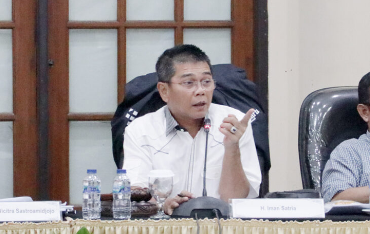 Bantuan sosial bernama Kartu Lansia Jakarta (KLJ) bagi warga lanjut usia di Jakarta belum merata. Komisi E DPRD Provinsi DKI Jakarta menilai, kuota yang disiapkan Dinas Sosial terlampau kecil. Sementara seiring waktu jumlah penerima manfaat bantuan pemerintah itu terus meningkat. Ketua Komisi E DPRD DKI Jakarta Iman Satria merinci, berdasarkan data Badan Pusat Statistik (BPS) ada sebanyak 998.039 Lansia di Jakarta. Sementara di tahun ini tercatat ada sebanyak 1,05 juta Lansia di Ibu Kota. Sementara berdasarkan evaluasi pertanggungjawaban pelaksanaan APBD (P2APBD) tahun anggaran 2021, kuota KLJ yang disiapkan hanya diperuntukan bagi 107.573 jiwa. Jumlah itu pun belum berubah pada pelaksanaan kegiatan APBD tahun 2022. “Banyak sekali lansia di DKI yang harus kita bantu, jumlahnya itu luar biasa. Kasihan masyarakatnya yang sudah mengharapkan tapi tidak mendapatkan,” ujar Iman di Grand Cempaka Bogor, Jawa Barat, Senin (29/8) malam. Dengan kualitas tersebut, Iman menegaskan bahwa di tengah masyarakat telah terjadi kecemburuan sosial. Padahal masih banyak lansia yang tidak memiliki penghasilan tetap atau tidak mampu memenuhi kebutuhan dasar sehari-hari yang belum terdaftar sebagai penerima manfaat dari KLJ. “Nama tidak terdaftar karena jatahnya kurang. Misal di Cempaka Putih Barat cuma 80 orang (kuotanya). Nah dibagi setiap RW 10 orang, akhirnya pilih kasih tidak bisa dapat semua,” ungkapnya. Hal senada disampaikan Anggota Komisi E Idris Ahmad. Selain belum memenuhi kebutuhan yang diharapkan dari sisi kuantitatif, secara kualitas pencairan dana KLJ juga kerap bermasalah. Dengan demikian ia mengimbau agar pencairan dana KLJ harus tepat waktu yakni setiap bulan. Sebab seringkali Dinsos merapel dana tersebut menjadi tiga bulan sekali. “Ketepatan waktu pemberian bantuan perlu ada langkah kongkritnya untuk perbaikan, karena sampai saat ini belum pernah saya dengar tepat waktu. Bahkan ada pendataan yang belum selesai yang mengakibatkan warga tidak menerima manfaat itu,” ucapnya. Sementara itu, Kepala Dinas Sosial DKI Jakarta Premi Lasari mengaku siap untuk menambah kuota hingga dua kali lipat di tahun 2023 mendatang, namun nominal yang disalurkan kepada penerima manfaat diperkecil, yakni semula Rp600 ribu perbulan menjadi Rp300 ribu perbulan. Premi menjelaskan, penurunan nominal sudah melewati kajian yang matang dan sudah mempertimbangkan asas kelayakan. Mengingat hingga saat ini tidak ada bantuan tunai yang diberikan Pemprov maupun Pemerintah Pusat lebih dari Rp300 ribu. “Berdasarkan kajian kami, hasil-hasil yang kami lakukan penelitian juga bahwa tidak ada yang diatas Rp300 ribu. Seperti contoh BPNT (bantuan pangan non tunai) hanya Rp200 ribu, atensi anak yatim yang dilakukan Kemensos Rp200 ribu, BST (bantuan sosial tunai) Covid Rp300 ribu,” ucapnya. Selain itu, Premi juga menjelaskan ada beberapa faktor yang menyebabkan ketidaktepatan waktu pencairan dana, salah satunya karena data kependudukan dan data bank tidak sesuai. “Kami akui belum bisa melakukan ketepatan pemberian bantuan. Untuk KLJ tahap bulan Mei, Juni, Juli dan Agustus ini saja kami belum bisa merealisasikan full, karena memang ada kendala di lapangan. Kami harus menyamakan data Pergub dengan data perbankan,” tandasnya.