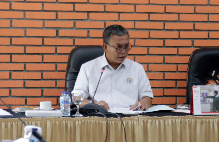 Dewan Perwakilan Rakyat Daerah (DPRD) Provinsi DKI Jakarta sepakat untuk menggelar rapat paripurna penyampaian pengumuman pemberhentian Gubernur dan Wakil Gubernur (Wagub) pada Selasa, 13 September 2022 mendatang. Ketua Badan Musyawarah (Bamus) DPRD DKI Jakarta Prasetio Edi Marsudi mengatakan, penjadwalan tersebut telah disepakati seluruh jajaran Bamus yang hadir, termasuk Sekertaris Daerah (Sekda) DKI Jakarta Marullah Matali dan jajarannya. “Berdasarkan masukan dari pimpinan dan anggota Bamus, telah disepakati rapat paripurna pengumuman pemberhentian Gubernur dan Wakil Gubernur periode 2017-2022 pada 13 September mendatang,” ujarnya di Grand Cempaka Bogor, Jawa Barat, Selasa (30/8). Pras sapaan karib Ketua DPRD DKI Jakarta menjelaskan, penjadwalan paripurna tersebut merupakan amanat yang diberikan Kementerian Dalam Negeri (Kemendagri) kepada seluruh jajaran DPRD Provinsi, Kabupaten dan Kota yang memiliki kepala daerah dan wakil kepala daerah yang masa jabatannya berakhir pada tahun 2022. “Kemudian dalam edaran yang berisi amanat tersebut dituliskan bahwa kami diberikan waktu, paling lambat paripurna pengumuman pemberhentian itu dilaksanakan 30 hari sebelum masa jabatan kepala daerah berakhir. Makanya kita tentukan sekarang,” ungkapnya. Di lokasi yang sama, Sekretaris Daerah (Sekda) DKI Jakarta Marullah Matali mengatakan siap mengikuti mekanisme yang telah ditetapkan. Ia pun menyampaikan bahwa Penjabat (PJ) yang akan mengisi kekosongan Gubernur dan Wakil Gubernur akan dipilih oleh Presiden. “Jadi kita ikuti saja mekanisme yang dilaksanakan oleh DPRD, karena yang bersurat Kemendagri dan pimpinan DPRD. Kalau untuk PJ akan dipilih Presiden,” ucapnya. Diketahui masa jabatan Anies Baswedan sebagai Gubernur DKI Jakarta bakal berakhir pada 16 Oktober 2022 mendatang.
