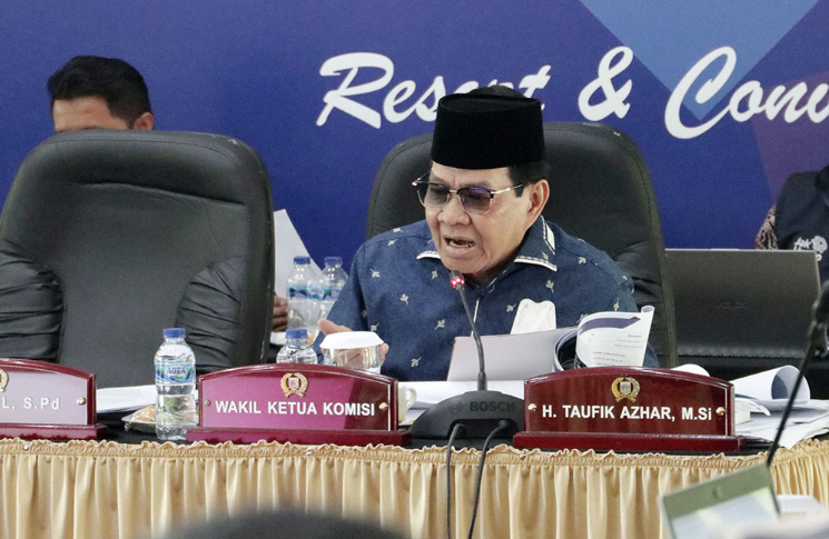 Komisi B DPRD Provinsi DKI Jakarta menyesalkan rendahnya penyerapan suntikan modal yang diberikan kepada sejumlah Badan Usaha Milik Daerah (BUMD) di tahun 2021. Wakil Ketua Komisi B DPRD DKI Jakarta Taufik Azhar mengimbau agar seluruh BUMD penerima Penyertaan Modal Daerah (PMD) untuk lebih matang dalam membuat perencanaan program. Sehingga saat dana tersebut sudah diterima, bisa langsung melaksanakan program. “Seharusnya Dirut yang memohon pengajuan PMD ini sudah mempersiapkan programnya. Begitu uang cair, langsung running. Jangan menunggu uang, baru melakukan perencanaan, kan gak bagus juga,” ujarnya usai evaluasi P2APBD di Grand Cempaka Bogor, Jawa Barat, Rabu (31/8). Taufik juga meminta agar seluruh penerima PMD melaporkan secara detail sisa dana yang tidak sempat dipergunakan. Sehingga jelas alur dan pertanggungjawabannya. Pasalnya dari tujuh BUMD penerima PMD, hanya satu yang dinilai optimal, yakni PT MRT Jakarta mampu menyerap 100%. Sementara enam BUMD lainnya penyerapan PMD masih dibawah 70%. Masing-masing yakni PT Jakarta Propertindo (JakPro) 61% atau Rp2,3 miliar dari anggaran Rp3,8 miliar, Perumda Pasar Jaya 35,22% atau Rp290 miliar dari anggaran Rp823 miliar. Kemudian Perumda Pembangunan Sarana Jaya 27% atau Rp48 miliar dari Rp175 miliar dan Perumda PAM Jaya 10,36% atau Rp9,7 miliar dari Rp94,5 miliar. Sedangkan PT Food Station Tjipinang Jaya yang diberikan PMD Rp50 miliar dan PT Jakarta Tourisindo (JakTour) yang diberikan PMD Rp138 miliar tidak mampu melakukan penyerapan, atau 0%. “Yang kita khawatirkan ini sisa saldo PMD ini mau di bawa kemana? Jika memang di kembalikan, tulis dibawahnya. Inikan gak dijelaskan,” ucap Taufik. Di lokasi yang sama, Direktur Utama PT Jaktour Novita Dewi menjelaskan pihaknya tidak mampu melakukan penyerapan karena dana tersebut keluar diakhir tahun. Ia berjanji akan lebih matang menggunakan PMD di tahun 2022 ini.