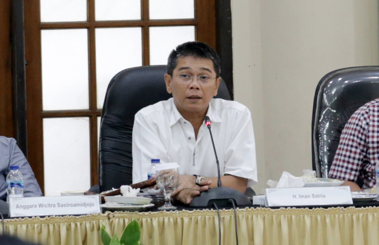 Komisi E DPRD Provinsi DKI Jakarta akan segera membuat formula untuk menuntaskan masalah pengendapan dana Kartu Jakarta Pintar Plus dan Kartu Jakarta Mahasiswa Unggul (KJMU) sebesar Rp82,97 miliar. Ketua Komisi E DPRD DKI Jakarta Iman Satria mengatakan, jajarannya akan menyiapkan waktu khusus bersama Dinas Pendidikan (Disdik) untuk mengatasi masalah tersebut sebagai evaluasi pertanggungjawaban pelaksanaan APBD (P2APBD) tahun anggaran 2021. “Kita akan cari waktu nanti satu hari sama Dinas untuk membuat formulasi. Supaya penyelesaian masalah ini bisa lebih konkret lagi,” ujarnya di Grand Cempaka Bogor, Jawa Barat, Rabu (31/8). Mengenai pengendapan dana KJP Plus dan KJMU tersebut sebelumnya sudah disampaikan pada pandangan fraksi-fraksi saat Pemerintah Provinsi (Pemprov) mengusulkan penyusunan rancangan Perda (Raperda) tentang P2APBD dalam rapat paripurna. Dana sebesar Rp82,97 miliar itu masuk dalam salah satu catatan laporan hasil pemeriksaan (LHP) Badan Pemeriksa Keuangan (BPK) pada APBD DKI Jakarta tahun 2021. Diketahui, dana tersebut mengendap di rekening penampungan Bank DKI sejak tahun 2013-2021. “Kita nanti minta dipaparin dulu dari Dinas sejauh mana penumpukan dan sistem yang salah dimana, jika nggak ada orangnya jangan di top up,” tegas Iman. Hal senada juga disampaikan Anggota Komisi E DPRD DKI Oman R Rakinda. Menurutnya persoalan tersebut harus segera dituntaskan mengingat masih banyaknya siswa di Jakarta yang membutuhkan subsidi pemerintah untuk pendidikan. “Tentunya masih banyak yang membutuhkan yang belum dapat kuota itu. InsyaAllah 2023 kita usulkan naik 10%, yang penting DTKS-nya (dibenahi) kalau sudah masuk gampang kita alokasinya,” terangnya. Sementara itu, Kepala Disdik DKI Jakarta Nahdiana menjelaskan, belum tersinkronisasinya data terpadu kesejahteraan sosial (DTKS) menjadi salah satu penyebab terjadinya pengedapan dana KJP Plus dan KJMU yang terjadi. Upaya yang akan dilakukan Disdik dalam waktunya dekat yakni melakukan pembenahan sistem pelayanan Bantuan Pendidikan Masuk Sekolah (BPMS). “Mudah mudahan di Desember ini bisa kita selesaikan kami akan sistemkan sehingga kepastian layanan bisa memotong waktu layanan. Jadi ketika bertanya jelas dilayani ini yang sedang kami pikirkan,” ucap Nahdiana. Selain itu, Nahdiana mengatakan bahwa Disdik terus menjalin komunikasi bersama Dinas Sosial (Dinsos) perihal DTKS. Sehingga pada saat Pusat Data Informasi (Pusdatin) Dinsos mengurus DTKS, permasalahan di sejumlah Kelurahan itu bisa langsung dikoordinasikan. “Kami memverifikasi terakhir apakah anak itu sekolah atau tidak. Jadi keputusan anak ini layak atau tidak layak sekolah ada di Pusdatin Dinsos. Tapi kami memverifikasi anak itu ada di sekolah atau tidak. Jadi itu yang sudah kami lakukan dengan teman-teman yang ada di Dinsos,” tandasnya.