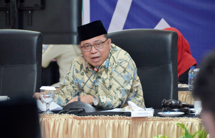 Dewan Perwakilan Rakyat Daerah (DPRD) Provinsi DKI Jakarta menilai secara garis besar kualitas pelaksanaan kegiatan anggaran Pemerintah Provinsi (Pemprov) di sepanjang tahun 2021 kurang baik. Kualitas itu tampak dari rekomendasi yang diberikan lima Komisi di DPRD DKI Jakarta setelah mengevaluasi Pertanggungjawaban Pelaksanaan APBD (P2APBD) tahun anggaran 2021. Dengan demikian, Wakil Ketua Badan Anggaran (Banggar) DPRD DKI Misan Samsuri mendorong Tim Anggaran Pemerintah Daerah (TAPD) konsisten menindaklanjuti setiap catatan yang di sampaikan komisi-komisi untuk perbaikan pelaksanaan APBD pada tahun berikutnya. Khususnya pada penyerapan anggaran, sehingga bisa meminimalkan sisa lebih perhitungan anggaran (SiLPA). “Dari beberapa Komisi, kebanyakan soal perencanaan kegiatan yang mestinya dibuat secara baik agar tidak terjadi SiLPA,” ujarnya saat memimpin rapat Banggar bersama TAPD di Grand Cempaka Bogor, Jawa Barat, Jumat (2/9). Dalam rapat tersebut, Komisi A dalam catatanya mengimbau agar Pemerintah Provinsi (Pemprov) DKI Jakarta untuk menertibkan aset Pemda yang tidak digunakan, sehingga tidak dimanfaatkan atau diserobot oleh pihak lain. “Proses sertifikasi aset-aset lahan atau tanah milik Pemprov DKI agar dapat dipercepat dan didokumentasikan dalam bentuk digitalisasi agar mudah mengaksesnya bila diperlukan,” ujar Mujiyono, Ketua Komisi A DPRD DKI Jakarta. Komisi B dalam salah satu catatannya mengimbau agar seluruh Satuan Kerja Perangkat Daerah (SKPD) melakukan perbaikan dalam mekanisme penyusunan perencanaan anggaran, dengan harapan penyerapan bisa lebih optimal. Salah satunya yakni melakukan meninjau ulang secara jelas terhadap target, output dan outcome program serta kegiatan yang akan dilakukan pada tahun berikutnya. “Jika memang program dan kegiatan tersebut peluangnya kecil untuk dilaksanakan, lebih baik tidak diusulkan,” ungkap Ismail, Ketua Komisi B DPRD DKI Jakarta. Selanjutnya, Komisi C bidang keuangan dalam catatannya mendorong Pemprov agar lebih realistis saat menetapkan target pendapatan retribusi daerah. Pasalnya pada tahun 2021 lalu, Pemprov hanya mampu mendapat 50,79% atau Rp383,8 miliar dari target Rp755,7 miliar. “Dalam menetapkan target pendapatan retribusi daerah kedepan harus lebih realistis, logis, wajar sesuai potensi yang nyata di lapangan, sehingga dapat dipertanggungjawabkan,” ucap Yusuf, Sekretaris Komisi C DPRD DKI Jakarta. Komisi D bidang pembangunan mengimbau agar Badan Pelayanan Pengadaan Barang dan Jasa (BPPBJ) DKI lebih intens berkomunikasi dengan kelompok kerja (Pokja) sehingga meminimalisir gagal lelang yang kerap terjadi. “Mohon menjadi catatan, BPPBJ maupun Pokja tidak saling lempar tanggungjawab dalam proses pengadaan barang dan jasa. Sering terjadinya gagal lelang sehingga menghambat pengadaan barang serta program pembangunan bagi masyarakat luas,” tutur Syarif, Sekretaris Komisi D DPRD DKI Jakarta. Terakhir, Komisi E bidang kesejahteraan rakyat mendorong Dinas Kesehatan DKI untuk meningkatkan sarana dan prasarana di sejumlah Rumah Sehat (RS) sehingga masyarakat dapat terlayani secara optimal. “Misal keterbatasan lahan parkir di RSUD Johar Baru, masalah pengalihan aset untuk pembangunan gedung baru di RSUD Cempaka Putih, rencana pengembangan RSUD Tanah Abang dan masalah akses di RSUD Kemayoran,” kata Anggara Wicitra Sastroamidjojo, Wakil Ketua Komisi E DPRD DKI Jakarta. Di lokasi yang sama, Ketua TAPD Provinsi DKI Jakarta Marullah Matali memastikan akan mengevaluasi secara menyeluruh catatan Komisi terhadap P2APBD DKI 2021. “Setelah ini kami akan bahas dengan teman-teman di lingkup TAPD dan SKPD untuk membahas rekomendasi dari masing-masing komisi. Jadi ini kami cermati betul yang telah disampaikan,” tandasnya.
