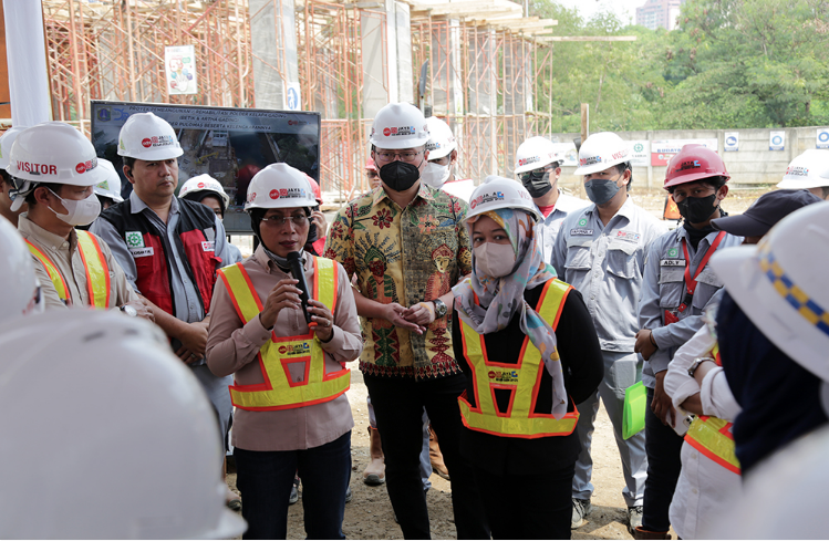 Komisi D Dewan Perwakilan Rakyat Daerah (DPRD) Provinsi DKI Jakarta mendorong Dinas Sumber Daya Air (SDA) DKI merampungkan pembangunan empat rumah pompa (Polder) sesuai target waktu yang telah disepakati yakni Desember 2022. Masing-masing adalah Polder Pulomas, Polder Artha Gading, Polder Kampung Ambon dan Polder Kali Betik. Hal tersebut dikatakan Ketua Komisi D DPRD DKI Ida Mahmudah mengingat sisa waktu tiga bulan lagi, namun persentase pembangunan empat polder ini masih sekitar 40% sampai 60%. “Kami hanya melihat kasat mata karena ini sudah bulan September, maka dorongan kami bahwa upayakan semaksimal mungkin agar Desember bisa segera selesai,” ujarnya di Polder Artha Gading, Jakarta Utara, Senin (5/9). Ida berharap, empat polder yang memakan anggaran dari program Pemulihan Ekonomi Nasional (PEN) sebesar Rp240 miliar multiyears selama dua tahun ini mampu menjadi upaya penanganan banjir di kawasan tersebut. Dimana selama ini empat wilayah itu merupakan titik genangan tertinggi apabila terjadi hujan. “Kelapa gading itu salah satu titik banjir tertinggi hampir setiap hujan genangan cukup lama dan tinggi ini salah satu pemikiran yang akhirnya pompa ditempatkannya disini,” ungkapnya. Sementara, Kepala Bidang Pengendalian Banjir dan Drainase Dinas SDA DKI Jakarta, Ika Agustin Ningrum menerangkan empat polder ini dibuat dengan tujuan meminimalisir waktu genangan yang terjadi di lokasi tersebut. “Tujuannya seperti yang kita ketahui bersama, tahun 2020 kemarin curah hujan yang terjadi adalah 257 mm (milimeter) per tiga jam. Sehingga hasil evaluasi kami perlu penambahan kapasitas pompa di titik-titik ini,” tuturnya. Hal senada juga diungkap Kepala Seksi Pengendalian Banjir Dinas SDA DKI Jakarta, Ericson Indra Pulungan. Ia berharap empat polder ini dapat segera difungsikan pada akhir tahun, dimana curah hujan sangat tinggi diwaktu itu. “Kami harap dengan penambahan pompa di Kelapa Gading dan Kali Betik dapat mengatasi banjir dan curah yang tinggi saat akhir tahun,” tandasnya. Informasi yang berhasil dihimpun, empat polder ini diyakini mampu menampung debit air dengan kapasitas 23 meter kubik perdetik (m3/detik). Dengan rincian Polder Pulomas 5,5 m3/detik, Polder Kampung Ambon 3,5 m3/detik, Polder Kali Betik 7 m3/detik, dan Polder Artha Gading 7 m3/detik.