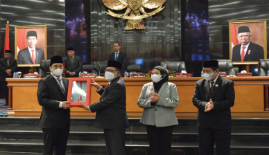 Dewan Perwakilan Rakyat Daerah (DPRD) Provinsi DKI Jakarta mengesahkan rancangan Peraturan Daerah (Raperda) tentang Pertanggungjawaban Pelaksanaan Anggaran Pendapatan dan Belanja Daerah (P2APBD) tahun anggaran 2021 menjadi Peraturan Daerah (Perda) dalam rapat paripurna, Selasa (6/9). Wakil Ketua DPRD DKI Provinsi Jakarta Misan Samsuri sebagai pimpinan paripurna, menjelaskan pengesahan itu dilakukan setelah P2APBD melalui proses pembahasan yang dimulai dari rapat kerja komisi-komisi bersama Satuan Kerja Perangkat Daerah (SKPD) mitra kerja, kemudian materi P2APBD DKI 2021 dievaluasi bersama Tim Anggaran Pemerintah Daerah (TAPD) dalam forum Badan Anggaran (Banggar) sesuai dengan mekanisme dan ketentuan yang berlaku. “Dengan telah disetujuinya rancangan Peraturan Daerah tentang P2APBD Tahun Anggaran 2021 menjadi Peraturan Daerah, maka Peraturan Daerah tersebut akan diserahkan kepada Gubernur untuk ditindaklanjuti sesuai dengan Peraturan Perundangan yang berlaku,” ujarnya pada saat memimpin rapat paripurna. Pada kesempatan tersebut, Misan menekankan Pemerintah Provinsi (Pemprov) DKI melalui SKPD mitra kerja wajib menindaklanjuti seluruh rekomendasi yang telah diberikan dalam bentuk catatan-catatan dari lima komisi dan Banggar DPRD DKI Jakarta. “Sesuai dengan mekanisme dan ketentuan yang berlaku, sehingga dapat dijadikan sebagai momen perbaikan dan evaluasi terhadap kinerja Pemerintah Daerah untuk lebih meningkatkan kualitas yang dimulai dari proses perencanaan, pelaksanaan sampai dengan Pertanggungjawaban,” terangnya. Dalam laporan Banggar yang disampaikan Anggota Banggar DPRD DKI Jakarta Yuke Yurike, mengungkapkan sejumlah rekomendasi dari masing-masing komisi di DPRD DKI Jakarta. Komisi A Bidang Pemerintahan dalam rekomendasinya meminta Pemerintah Provinsi DKI Jakarta dapat menyelesaikan tahapan siklus APBD secara tepat waktu agar tidak terjadi keterlambatan pengesahan APBD yang merugikan masyarakat. “Untuk itu Sekretariat DPRD membuat papan informasi terkait jadwal dan progress dari setiap siklus pembahasan APBD,” ucap Yuke. Komisi B Bidang Perekonomian dalam rekomendasinya meminta seluruh SKPD dan Badan Usaha Milik Daerah (BUMD) terkait Laporan Hasil Pertanggungjawaban Badan Pemeriksa Keuangan (LHP BPK) untuk segera menindaklanjuti sesuai dengan rekomendasi BPK dalam waktu yang ditentukan. “Dari 44 rekomendasi hasil pemeriksanaan BPK, yang telah selesai dikerjakan sebanyak 5 rekomendasi, yang sedang dalam proses pelaksanaan sebanyak 38 rekomendasi dan 1 rekomendasi belum ditindaklanjuti,” ujarnya. Komisi C Bidang Keuangan dalam rekomendasinya meminta Badan Pendapatan Daerah (Bapenda) melakukan langkah konkret terkait tiga jenis pajak daerah yang realisasinya belum mencapai target yang ditetapkan atau kurang dari 100%. Hal tersebut berkenaan pada Pajak Kendaraan Bermotor (PKB) 98,12%, Pajak Bumi dan Bangunan Perdesaan dan Perkotaan (PBB-P2)82,39%, dan Bea Perolehan Hak atas Tanah dan Bangunan (BPHTB) 78,76%. “Melakukan sosialisai Pajak Daerah untuk PBB-P2 dan BPHTB kepada masyarakat dalam rangka memberikan pemahaman terkait kewajiban dan hak serta tatacara masyarakat membayar pajak daerah, termasuk mengenai Perjanjian Pengikatan Jual Beli (PPJB) sebagai dasar pengenaan pajak BPHTB dan perubahan tarif BPHTB untuk objek pajak atas transaksi Dana Investasi Real Estate (DIRE), mengingat belum seluruh warga masyarakat memahaminya,” jelasnya. Komisi D Bidang Pembangunan dalam rekomendasinya meminta Dinas Pertamanan dan Hutan Kota Provinsi DKI Jakarta untuk memanfaatkan aset tanah untuk dibangun Ruang Terbuka Hijau (RTH) dan sarana prasarana umum yang saat ini sangat dibutuhkan oleh masyarakat. “Seperti misalnya lokasi TPS (tempat penampungan sampah), embung atau yang lainnya. Untuk itu DPRD Provinsi DKI Jakarta meminta Asbang (Asisten Pembangungan), Dinas Pertamanan dan Hutan Kota dapat berkoordinasi dengan Mitra Kerja terkait yang membutuhkan,” ujarnya. Komisi E Bidang Kesejahteraan Masyarakat dalam rekomendasinya meminta Dinas Kesehatan Provinsi DKI Jakarta untuk meningkatkan anggaran belanja, khususnya untuk Badan Layanan Umum Daerah (BLUD) yang memiliki pendapatan tinggi. Hal tersebut bertujuan untuk meningkatkan kapasitas Sumber Daya Manusia (SDM) dan mentransformasi pelayanan di Rumah Sakit Umum Daerah (RSUD). “Selaras dengan program Rumah Sehat untuk Jakarta yang diharapkan bukan hanya mengubah tampilan fisik namun juga mentransformasi pelayanan dan hospitality di RSUD,” ucapnya. Sementara itu, Wakil Gubernur Provinsi DKI Jakarta Ahmad Riza Patria bersyukur dokumen P2APBD DKI tahun anggaran 2021 telah diberikan persetujuan secara demokratis. “Eksekutif akan menindaklanjuti berbagai saran komentar catatan-catatan dan rekomendasi dewan sesuai dengan ketentuan perundang-undangan,” tandasnya.