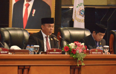 Dewan Perwakilan Rakyat Daerah (DPRD) Provinsi DKI Jakarta secara resmi mengumumkan pemberhentian Gubernur Anies Baswedan dan Wakil Gubernur Ahmad Riza Patria masa jabatan 2017 sampai 2022 dalam rapat paripurna yang digelar siang ini, Selasa (13/9). Ketua DPRD DKI Jakarta Prasetio Edi Marsudi mengatakan, hal ini merupakan salah satu rangkaian wajib untuk melengkapi administrasi yang harus dijalankan DPRD pada akhir masa jabatan Gubernur sesuai Pasal 78 Ayat 2 huruf b serta Pasal 79 Ayat 1 dalam Undang-Undang nomor 23 tahun 2014 tentang Pemerintah Daerah. “Perlu kami sampaikan bahwa rapat paripurna hari ini adalah salah satu proses untuk kelengkapan administrasi dalam rangka pemberhentian Kepala Daerah dan Wakil Kepala Daerah yang masa jabatannya berakhir pada Tahun 2022,” ujarnya. Selanjutnya dalam paripurna Prasetio dan Wakil Ketua DPRD Rany Mauliani, Khoirudin, dan Zita Anjani menandatangani berita acara sebagai bentuk sahnya pengumuman pemberhentian Gubernur dan Wakil Gubernur. Dalam kesempatan itu, Pras juga mengimbau pada Anies dan Riza pada sisa masa jabatan yang tinggal 40 hari lagi agar tidak lagi mengeluarkan kebijakan ataupun melakukan pelantikan, karena berpotensi melanggar surat pemberitahuan dari Kemendagri Nomor 131/2188/OTDA hal Usul Pemberhentian Kepala Daerah dan Wakil Kepala Daerah yang masa jabatannya berakhir pada tahun 2022. Sebab, paling lambat tanggal 16 September 2022 harus segera disampaikan kepada Kementerian Dalam Negeri Republik Indonesia. “Maka dengan ini kami mengusulkan agar Gubernur DKl Jakarta tidak melakukan pelantikan kepada Pejabat Tinggi Pratama pada Pemerintah Provinsi DKl Jakarta supaya tidak bertentangan terhadap aturan yang berlaku,” ungkapnya. Diketahui seleksi terbuka jabatan Pimpinan Tinggi Pratama dimaksud akan memperoleh hasil kandidat pada tanggal 3 Oktober 2022. Artinya Kepala Daerah akan mengangkat atau melantik dari hasil seleksi dimaksud kurang 13 hari berakhirnya menjabat sebagai Kepala Daerah.