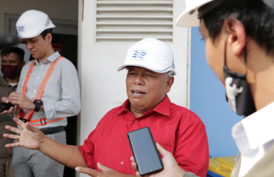Dewan Perwakilan Rakyat Daerah (DPRD) Provinsi DKI Jakarta mengapresiasi teknologi Brackwish Water Reverse Osmosis (BWRO) untuk mengubah air payau menjadi air siap minum yang dimiliki Perumda Air Minum (PAM) Jaya. Teknologi tersebut diharapkan dapat dibangun di seluruh kota administrasi. Ketua Panitia Khusus (Pansus) Pengelolaan Air Minum DPRD DKI Jakarta Pandapotan Sinaga mengatakan, saat ini baru ada satu lokasi pengolahan air baku yang menerapkan sistem Instalasi Pengelolaan Air (IPA) dengan BWRO, yakni di Daan Mogot, Jakarta Barat. “Saya lagi dorong Dirut PAM membangun tempat seperti ini, supaya rakyat Jakarta bisa terlayani air minum secara menyeluruh,” ujarnya di IPA Mookervaart, Daan Mogot, Jakarta Barat, Selasa (13/9). Pandapotan berharap tahun 2023 mendatang PAM Jaya akan menguasai seluruh pengelolaan air minum, sistem IPA BWRO mampu diterapkan di lima wilayah kota dan satu kabupaten di DKI Jakarta. Mengingat kerjasama dengan dua mitranya, yakni PT PAM Lyonnaise Jaya (PALYJA) dan PT Aetra Air Jakarta akan berakhir pada Februari tahun depan. “Ternyata PAM sendiri sudah bisa membuat air yang bisa langsung diminum. Pengelolaan airnya sendiri kita bisa melihat kan, airnya yang payau bisa diolah menjadi air minum, saya pikir sudah cukup. Saya sudah coba tadi malah lebih enak dari air biasanya,” ungkapnya. Di kesempatan yang sama, Direktur Utama Perumda PAM Jaya Arief Nasrudin mengungkapkan bahwa sistem ini merupakan hasil karya tim PAM Jaya untuk memenuhi kebutuhan air minum warga DKI, terutama warga yang tinggal di wilayah sulit air bersih. “Jadi ini bagian dari hasil karya dimana pada saat isu kesulitan tentang air, dan air bakunya yang terkontaminasi dengan air laut dan hasil industri. Kemudian hasilnya bisa kita olah, hasilnya bisa langsung kita minum. Ini kan jadi satu trobosan yang dilakukan oleh PAM Jaya,” tuturnya. Arief menargetkan pada tahun 2030, seluruh wilayah Jakarta sudah mampu menerapkan sistem dengan teknologi terbarukan ini. “Selain disini belum ada, baru hanya satu. Jadi dari PAM yang ada di Indonesia ini adalah teknologi yang terbaru dan bisa dipastikan hanya ini yang terbaik. Seperti yang saya sampaikan, targetnya 100% sampai tahun 2030, jadi mulai dari tahun 2023 itu akan mulai pelayananya sampai 2030,” tandasnya.