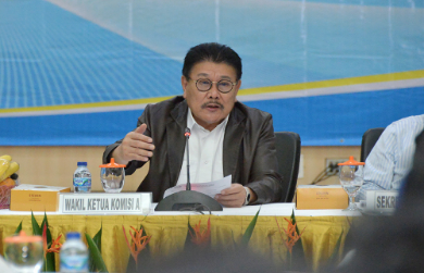 Komisi A DPRD Provinsi DKI Jakarta melakukan kunjungan kerja ke kantor Wali Kota Jakarta Barat dan Jakarta Selatan, Rabu (14/9). Sejumlah pelayanan publik menjadi sorotan Komisi A pada kegiatan mengevaluasi pelaksanaan APBD tahun anggaran 2022 itu. Antara lain mengenai tidak tersedianya fasilitas sosial untuk menunjang keamanan di Jalan Pakis Raya, Rawa Buaya, Cengkareng, Jakarta Barat. Wakil Ketua Komisi A DPRD Provinsi DKI Jakarta Inggard Joshua menyampaikan bahwa banyak mendapatkan aduan dari masyarakat yang kesulitan berjalan di Jalan Pakis Raya saat menuju jalan Martabuana. Ia meminta pelayanan publik seperti pembangunan jembatan penyebrangan orang (JPO) harus menjadi prioritas untuk dilaksanakan. “Jalan Pakis Raya itu jalannya sudah ada dua jalur tapi karena tidak ada penghubung melalui itu (jembatan) warga tidak langsung bisa ke jalan Martabuana. Sehingga masyarakat Rawa Buaya itu jalannya di pinggir tanggul kalau ada banjir ini sangat berbahaya” ujarnya usai peninjauan di kantor Walikota Jakarta Barat, Rabu (14/9). Inggard juga meminta Wali Kota Jakarta Barat bersinergi dengan Satuan Kerja Perangkat Daerah (SKPD) terkait untuk menyerap kebutuhan warga lainnya pada fasilitas sosial dan fasilitas umum. Dengan demikian, program pembangunan atas dasar kebutuhan warga dapat segera dilaksanakan dengan optimal. Sementara itu, pada kunjungan ke kantor Wali Kota Jakarta Selatan, Komisi A DPRD DKI Jakarta meminta berbagai bentuk pelanggaran lalu lintas seperti parkir liar yang terjadi di Jalan Senopati dapat ditindak tegas. Sekretaris Komsi A DPRD DKI Jakarta Karyatin Subiantoro mengatakan, parkir liar terjadi lantaran banyaknya pengusaha kafe dan restoran tidak menyediakan lahan parkir yang mumpuni. Pada akhirnya, yang menjadi korban adalah pejalan kaki karena harus berhadapan dengan banyaknya kendaraan yang berada di atas pedestrian jalan. “Saya juga berharap bisa disampaikan pula dengan Satpol PP sebagai unsur penegak kepamongan di wilayah Jakarta Selatan. Mudah mudahan dengan pertemuan ini segera bisa ditindaklanjuti apa yang disampaikan anggota dewan kepada sudin terkait,” ujarnya di kantor Walikota Jakarta Selatan. Menanggapi persoalan yang disampaikan jajaran Komisi A DPRD DKI Jakarta, Wali Kota Jakarta Barat Yani Wahyu Purwoko mengaku akan segera menindaklanjuti usulan pembangunan JPO untuk kemanan dan kenyamanan warga. Namun demikian, ia menegaskan pembangunan tersebut harus melalui SKPD terkait dalam hal ini Dinas Perhubungan dan Dinas Bina Marga. “Kita akan koordinasikan kepada dinas bersangkutan dan yang terlibat dalam penataan kawasan tersebut,” terangnya. Kemudian mengenai maraknya parkir liar hingga mengakibatkan kemacetan dan hilangnya hak pejalan kaki di kawasan jalan Senopati, Wali Kota Jakarta Selatan Munjirin menyatakan akan segera mengkoordinasikan persoalan bersana jajaran dinas Satpol PP dan Dinas Perhubungan. “Tapi memang kendalanya adalah karena usaha disana berkembang pesat maju otomatis imbasnya adalah parkir. Nah parkir ini yang harus kita selesaikan bersama-sama,” tandasnya.