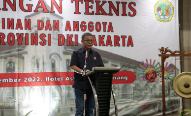 Ketua Dewan Perwakilan Rakyat Daerah (DPRD) Provinsi DKI Jakarta Prasetio Edi Marsudi resmi membuka kegiatan bimbingan teknis (Bimtek) ke tiga di tahun 2022 bagi pimpinan dan anggota dewan periode 2019-2024 di Semarang Jawa Tengah. Pras sapaan karib Ketua DPRD DKI Jakarta menjelaskan, dalam dua hari kedepan seluruh pimpinan dan anggota DPRD DKI Jakarta akan dibekali dua materi dari Kementerian Dalam Negeri (Kemendagri). Masing-masing mengenai Transparansi dan Akuntabilitas Pengelolaan Keuangan Daerah, serta mendalami isi dari Undang-Undang Nomor 29 Tahun 2007 tentang Pemerintahan Provinsi Daerah Khusus Ibukota Jakarta sebagai Ibukota Negara Kesatuan Republik Indonesia. Dua materi tersebut dianggap penting mengingat saat ini DPRD Provinsi sedang mengkaji usulan rancangan Perda (Raperda) tentang Pengelolaan Keuangan Daerah (PKD) terbaru. Selanjutnya, pendalaman terhadap Undang-Undang Nomor 29 Tahun 2007 juga tak kalah penting sebagai persiapan Jakarta pasca tak lagi menyandang status Ibu Kota. “Bimbingan Teknis ini bertujuan untuk memperdalam dan mempertajam serta meningkatkan pemahaman kita dalam menjalankan fungsi dan tugas selaku Anggota DPRD,” ujarnya di Hotel Aston, Semarang, Jawa Tengah, Senin (19/9) malam. Selain itu, Pras juga berpesan agar materi yang telah diterima peserta Bimtek bisa menjadi bekal dalam perumusan kebijakan pemerintahan, pembangunan, serta semangat pengabdian dalam menjalankan tugas di lapangan. “Kiranya Bimtek ini dapat menambah dan meningkatkan pemahaman sehingga dapat mengimplementasikan saat menjalankan tugas Pemerintah Daerah,” tandasnya.