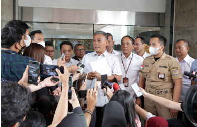 Ketua Dewan Perwakilan Rakyat Daerah (DPRD) Provinsi DKI Jakarta Prasetio Edi Marsudi menyerahkan tiga nama terpilih untuk menjadi calon Penjabat (Pj) Gubernur DKI ke Kementerian Dalam Negeri (Kemendagri) siang ini, Rabu (14/9). Ketiga nama calon Pj Gubernur tersebut, yakni Kepala Sekretariat Presiden Heru Budi Hartono, Sekretaris Daerah (Sekda) DKI Marullah Matali, serta Dirjen Politik dan Pemerintahan Umum Kemendagri Bahtiar. Pras sapaan karib Ketua DPRD DKI Jakarta menyampaikan, ketiga nama tersebut diterima Sekretaris Jendral (Sekjen) Suhajar Diantoro dan akan diserahkan ke Menteri Dalam Negeri Muhammad Tito Karnavian untuk ditindaklanjuti. “Saya menyerahkan berkas yang kemarin, hari ini tiga nama itu sudah diterima oleh pak Sekjen untuk ditindaklanjuti sebelum tanggal 16 Oktober pak Anies selesai,” ujarnya di Kemendagri, Jakarta Pusat. Pras mengaku menyerahkan secara penuh mekanisme seleksi dan sidang yang akan dilakukan Tim Penilai Akhir (TPA) Kemendagri bersama sejumlah instansi terkait kepada tiga calon Pj Gubernur usulan DPRD DKI. “Nanti diarahkan dan dirapatkan oleh sembilan instansi terkait untuk cek apakah calon Pj ada masalah atau tidak, barulah diserahkan ke Presiden,” ungkapnya. Di lokasi yang sama, Staf Khusus Menteri Dalam Negeri Kastorius Sinaga menjelaskan, bahwa ketiga nama calon Pj Gubernur yang telah diterimanya akan secepatnya diverifikasi untuk mengetahui apakah seluruhnya sudah memenuhi syarat atau tidak, barulah selanjutnya bisa diserahkan ke Presiden Joko Widodo. “Mekanismenya nanti ini akan semuanya diverifikasi dahulu persyaratan formil dan administrasinya. Lalu nanti bapak Presiden memimpin langsung pembahasan bersama lembaga atau Kementerian terkait untuk diputuskan, karena kewenangnya ada di Presiden,” ucapnya. Sementara, Kastorius menyatakan bahwa hingga saat ini Kemendagri masih menggodok sejumlah nama yang juga akan diusulkan ke Presiden. Ia tak menampik bahwa tiga usualan dari Kemendagri bisa saja sama dengan DPRD. “Kita sedang berproses untuk itu. Bisa saja sama, bisa saja beda. Nanti kita lihat karena masih dibahas,” tandasnya.