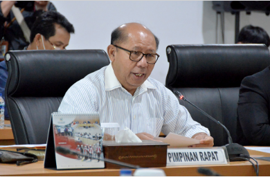 Ada sebanyak 71 usulan rancangan peraturan daerah (Raperda) yang dihimpun Badan Pembentukan Peraturan Daerah (Bapemperda) untuk masuk dalam program pembentukan peraturan daerah (Propemperda) tahun 2023. Seluruhnya bersumber dari usulan eksekutif dan legisltatif, termasuk Raperda yang belum terbahas di tahun ini. Ketua Bapemperda DPRD DKI Jakarta Pantas Nainggolan mengatakan, dari keseluruhan usulan akan diseleksi dengan skala prioritas untuk kemudian dipastikan masuk dalam Propemperda tahun 2023 mendatang. Ia juga meminta agar usulan tersebut dipastikan memiliki kajian dan naskah akademik yang lengkap. “Salah satu alat untuk seleksi ya kesiapan, kesiapan naskah pendukung seperti naskah akademis,” ujarnya di gedung DPRD DKI Jakarta, Kamis (20/10). Sementara itu, Anggota Bapemperda DPRD DKI Jakarta Hardiyanto Kenneth berharap, 71 usulan Raperda tersebut dapat segera dibahas dengan detail dengan pertimbangan urjensi di lapangan, terutama situasi dan kondisi serta kebutuhan masyarakat. “Perda ini harus bisa menghasilkan, misal menjaga stabilitas masyarakat dalam berkehidupan sehari-hari,” ungkapnya. Dari 71 usulan Raperda yang ditampung Bapemperda DPRD DKI Jakarta, antara lain, Perubahan Anggaran Pendapatan dan Belanja Daerah Tahun Anggaran 2023, Anggaran Pendapatan dan Belanja Daerah Tahun Anggaran 2024, Pertanggungjawaban Pelaksanaan APBD Tahun Anggaran 2022, Jaringan Utilitas, Pengendalian Lalu Lintas Secara Elektronik, Rencana Induk Transportasi Jakarta, Pengelolaan Barang Milik Daerah, PT Jaminan Kredit Daerah (Perseroda), PT Food Station Tjipinang Jaya (Perseroda), Rencana Pembangunan  Industri Provinsi DKI Jakarta 2023-2043, dan Pengelolaan Air Limbah Domestik. Lalu Penyelenggaraan Sistem Pangan, Penyelenggaraan dan Pengelolaan Pendidikan, Kawasan Tapa Rokok, Kemudahan Berusaha, Pengelolaan Air Minum, Rencana Tata Ruang Wilayah Provinsi Daerah Khusus Ibukota Jakarta Tahun 2022-2042, Rumah Susun, Perubahan atas Peraturan Daeran Nomor 3 Tahun 1986 tentang Penyidik Pegawai  Negeri Sipil di Provinsi DKI Jakarta, Ketertiban Umum, Perseroan Terbatas Jakarta Industrial Estate Pulogadung (Perseroda), dan Perubahan Perda Nomor 10 Tahun 2018 tentang Perseroan Terbatas Jakarta Propertindo (Perseroan Daerah). Selanjutnya Bantuan Hukum, Pajak Daerah dan Retribusi Daerah, Fasilitasi Pencegahan, Peredaran, Penanggulan dan, Penyalahgunaan Narkotika dan Prekursor Narkotika, Rencana Perlindungan dan Pengelolaan Lingkungan Hidup, Bangunan Gedung, Penyelenggaraan Administrasi Kependudukan, Perubahan atas Peraturan Daerah Nomor 4 Tahun 2019 tentang Sistem Kesehatan Daerah, Rencana Perlindungan dan Pengelolaan Mutu Udara, Pemberian Insentif dan Kemudahan Investasi di DKI Jakarta, Pengelolaan Pemakaman, Inbreng Lahan Pemerintah kepada PT Jakarta Propertindo (Perseroda), Perubahan Perda Nomor 9 Tahun 2018 tentang Perseroan Terbatas MRT Jakarta (Perseroan Daerah), serta Perubahan Perda Nomor 4 Tahun 2014 tentang Pembentukan BUMD PT TransJakarta.