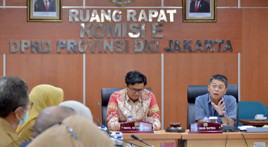 Komisi E Dewan Perwakilan Rakyat Daerah (DPRD) Provinsi DKI Jakarta meminta Dinas Kesehatan (Dinkes) sigap, menyiapkan berbagai cara untuk menekan potensi lonjakan kasus Gangguan Ginjal Akut Progresif Atipikal atau Acute Kidney Injury (AKI) di Ibu Kota. Ketua Komisi E DPRD DKI Iman Satria mengatakan, seperti gencar melakukan edukasi dan sosialisasi perlu dilakukan Dinkes. Pasalnya, hingga hari ini sejak Januari lalu sudah ada 90 kasus dan 49% meninggal dunia. “Komisi E memanggil Dinkes untuk mendengarkan langkah-langkah apa yang sudah dilakukan atau yang akan dilakukan. Jadi kalau nanti ada masyarakat yang sakit tidak panik lagi, dan juga tahu cara pencegahannya,” ujarnya usai rapat kerja di gedung DPRD DKI Jakarta, Selasa (25/10). Iman juga meminta Dinkes DKI fokus mempersiapkan berbagai upaya untuk menyelamatkan anak-anak penderita kasus gagal ginjal, dengan harapan tidak ada lagi korban yang meninggal dunia. Bahkan Komisi E mengaku siap untuk memberikan dukungan anggaran bila diperlukan. “Kita beri dukungan apabila dibutuhkan beli alat dan obat, kita sudah siapkan dana BTT (biaya tidak terduga) dan bisa pakai itu. Kedepannya alangkah baiknya kita punya RS khusus Anak, karena selama cari NICU dan PICU itu agak sulit. Mudah-mudahan ada solusi yang terbaik,” ucapnya. Hal senada juga diungkap anggota Komisi E Oman Rohman Rakinda. Ia meminta Dinkes DKI cepat dalam merespon aduan masyarakat yang meminta pertolongan terutama yang memiliki ciri-ciri gejala gagal ginjal. “Saya ingin agar upaya edukasi ditingkatkan lagi, mungkin Kadis dan jajarannya bisa manfaatkan semua channel (saluran) komunikasi online maupun offline, supaya memberikan ketenangan kepada masyarakat dan menunjukkan DKI siap untuk menangani kasus ini,” tuturnya. Di kesempatan yang sama, Kepala Dinas Kesehatan DKI Widyastuti menyampaikan bahwa jajarannya akan terus melakukan sosialisasi melalui media sosial dan proaktif turun ke lapangan untuk menekan tingkat kecemasan masyarakat dengan memberikan pemahaman untuk tidak mengkonsumsi obat-obat yang diduga mengandung penyebab gagal ginjal. “Ketua tim penggerak PKK Provinsi DKI Jakarta kemarin mengumpulkan 11.000 kader Dasawisma, untuk sekali lagi mempercepat info sampai dengan di tingkat masyarakat, karena mitigasinya harus sangat masif sesuai dengan harapan Bapak Ibu sekalian sebagai bagian langkah pencegahan kita,” ucapnya. Widya mengakui memang saat ini sudah ada obat untuk menyebuhkan penderita gagal ginjal akut, namun kuantitasnya masih sangat terbatas dan harus mengimpor dari Singapura, Jepang dan Australia. “Antidotum ini masih sangat terbatas dan masih di bawah kendali Kementerian Kesehatan. Ini obat penawar terhadap etilen glikol dan dietilen glikol yang menyebabkan gagal ginjal. Sementara kita impor dari Singapura, dapat juga dari Jepang dan bantuan dari Australia. Jadi masih terbatas dan penggunaannya dikendalikan dan diatur oleh Kemenkes,” ungkapnya. Sementara, Kepala Suku Dinas Kesehatan Jakarta Pusat, dokter Risma menjelaskan pihaknya telah melakukan sosialisasi langsung ke masyarakat dengan mengimbau tidak menyimpan obat yang sudah dipakai. Sebab, obat gang sudah dibuka rentan tercemar dan menjadi salah satu faktir penyebab gagal ginjal “Kami imbau menggunakan obat dengan bijak, artinya obat itu memang tidak boleh asal dibeli saja, tetapi juga harus sesuai dosisnya, indikasinya, dan waktu minumnya. Kadang-kadang memang belum expired, tetapi ada yang disimpan. Nah ketika disimpan itu mungkin saja ada beberapa zat bereaksi. Obat lebih dari tujuh hari tidak boleh disimpan di kulkas, harus dibuang. Ini yang harus kami sampaikan,” tandasnya.