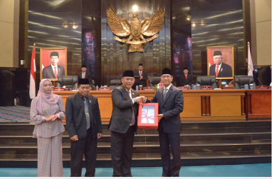 Pemerintah Provinsi resmi mengusulkan dua rancangan perda (Raperda) untuk dibahas DPRD DKI Jakarta dalam rapat Paripurna. Masing-masing yakni Raperda perubahan status PT Food Station Tjipinang Jaya dan Raperda tentang Pengelolaan Barang Milik Daerah. DPRD DKI Jakarta menilai, keduanya memiliki urgensi untuk dibahas kemudian disahkan menjadi aturan baku. Seperti perubahan status hukum PT Food Station yang diharapkan mampu memberikan keleluasaan untuk pengembangan sayap bisnis. “Dua-duanya vital, apalagi 2023 banyak ahli sudah memprediksi akan ada krisis pangan dan energi. Fungsi Perda ini sangat penting untuk memperkokoh ketahanan pangan. Kalau dipayungi, maka Tjipinang Jaya bisa leluasa bergerak untuk inovasi dan kreatif. Intinya untuk memperkuat ketahanan pangan Jakarta tahun depan,” ujar Khoirudin, Wakil Ketua DPRD DKI Jakarta usai Rapat Paripurna di gedung DPRD DKI, Kamis (27/10). Sementara untuk Raperda tentang Pengelolaan Barang Milik Daerah, Khoirudin berharap adanya peningkatan Pendapatan Asli Daerah (PAD) dari aset-aset milik Pemprov DKI yang saat ini masih banyak terbengkalai, tercatat ganda, belum ada ketetapan status, tidak diketahui keberadaanya, dan kesalahan klasifikasi pencatatan. “Perda pengelolaan barang milik daerah juga penting, sebab hari ini aset daerah tidak terkelola satu pintu. Perda ini tujuannya untuk menguatkan BPAD (badan pengelola aset daerah) agar seluruh aset dikelola satu pintu dengan harapan dapat meningkatkan PAD. Hari ini kita saksikan banyak aset daerah yang mendapatkan retribusi tidak signifikan,” ungkapnya. Ia juga mengimbau dalam Raperda Pengelolaan Barang Milik Daerah terdapat pasal-pasal yang mengatur pemanfaatan, pemeliharaan serta pengelolaan hibah aset jalan dan jembatan yang diberikan oleh Pemerintah Pusat senilai Rp217,7 triliun. “Contoh lain, ada serah terima jalan nasional kepada Pemda DKI sekitar dua ratus triliun. Nah dibawah jalan itu adalah aset daerah yang harus dikelola, dimana ruang utilitas itu kabel-kabel dibawahnya bisa dikelola dan mendapat PAD. Ini harus diatur juga,” ucapnya. Khoirudin meminta agar Badan Pembentukan Peraturan Daerah (Bapemperda) DPRD DKI agar bisa merampungkan pembahasan sesuai kesepakatan yang telah dijadwalkan Badan Musyawarah (Bamus), yakni selesai di akhir tahun 2022. “Saya mendesak kepada teman-teman di Bapemperda agar segera menyelesaikan dengan tepat waktu, karena dua Raperda ini sangat dibutuhkan. Saya optimis kelar karena sudah tergambar mana pasal yang akan direvisi dan ditambahkan untuk penguatan,” terangnya. Dalam pidatonya di rapat paripurna DPRD DKI Jakarta, Penjabat (Pj) Gubernur DKI Jakarta Heru Budi Hartono menjelaskan, Raperda tentang Pengelolaan Barang Milik Daerah diharapkan dapat menjadi salah satu unsur pendukung untuk mempertahankan opini Wajar Tanpa Pengecualian (WTP) sesuai ketetapan Badan Pemeriksa Keuangan (BPK) Republik Indonesia atas laporan keuangan Pemerintah Provinsi DKI Jakarta. “Dalam rangka memberikan pelayanan publik yang semakin berkualitas melalui pengelolaan secara profesional sesuai dengan asas asas pengelolaan barang milik daerah, yakni fungsional, kepastian hukum, transparasi, efisiensi, akuntanbilitas, dan kepastian nilai,” katanya. Selanjutnya Heru menjelaskan, diusulkannya revisi Perda tentang Perseroan Terbatas Food Station Tjipinang Jaya (Perseroan Daerah) bertujuan untuk membantu dan menunjang kebijakan umum Pemerintah Provinsi DKI Jakarta dalam ketahanan pangan dan kesejahteraan masyarakat serta berkontribusi terhadap pertumbuhan ekonomi Provinsi DKI Jakarta. “PT Food Station Tjipinang Jaya menjadi salah satu instrumen pemerintah dalam mewujudkan ketersediaan, keterjangkauan, dan pemenuhan kosumsi pangan yang cukup, aman, bermutu, dan bergizi seimbang,” ucapnya. Pada kesempatan tersebut, Heru berharap PT Food Station Tjipinang Jaya dapat melakukan kegiatan bisnis di bidang distribusi, penjualan, jasa pergudangan, pergudangan dalam resi gudang, jasa pertokoan, dan pengangkutan bahan pangan secara profesional dan penguasaan teknis dari kegiatan hulu sampai hilir. “Oleh karenanya, PT Food Station Tjipinang Jaya perlu menyesuaikan diri dengan melakukan penambahan jenis dan kegiatan usaha,” tandasnya.