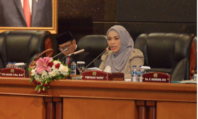 Dewan Perwakilan Rakyat Daerah (DPRD) Provinsi DKI Jakarta akan menindaklanjuti dua usulan penyusunan peraturan daerah. Masing-masing yakni Raperda tentang Pengelolaan Barang Milik Daerah dan Raperda perubahan status PT Food Station Tjipinang Jaya. Wakil Ketua DPRD DKI Jakarta Zita Anjani menjelaskan, DPRD melalui Badan Pembentukan Peraturan Daerah (Bapemperda) dalam waktu dekat akan segera mendalami materi jawaban dari Penjabat Gubernur Heru Budi Hartono yang telah disampikan dalam rapat paripurna. “Selanjutnya jawaban Gubernur akan menjadi bahan masukkan bagi DPRD bersama eksekutif dalam membahas Raperda yang dimaksud,” ujarnya di gedung DPRD DKI, Jumat (28/10). Sementara Ketua Bapemperda DPRD DKI Pantas Nainggolan mengaku siap untuk melakukan marathon pembahasan dua Raperda di penghujung tahun, dengan harapan mampu memperkuat ketahanan pangan dan mempermudah penagihan aset daerah berupa fasos fasum yang selama ini banyak kendala. Namun ia menjelaskan, untuk Raperda Pengelolaan Barang Milik Daerah membutuhkan waktu pembahasan yang lebih panjang ketimbang Raperda perubahan status Food Station Tjipinang Jaya. “Kalau kita lihat ini hanya perubahan nama dan penyesuaian aturan dengan yang lebih tinggi, cukup sederhana, dua atau tiga kali rapat diharapkan bisa selesai. Kalau pengelolaan BMD mungkin agak makan waktu bisa sampai tahun depan. Harapnnya bagaimana semua aset daerah bisa dimanfaatkan, dikelola secara baik,” katanya. Dalam pidatonya untuk menyampaikan jawaban pandangan fraksi, Penjabat (Pj) Gubernur DKI Jakarta Heru Budi Hartono menjelaskan, Raperda tentang Pengelolaan Barang Milik Daerah nantinya akan mengatur pemanfaatan barang milik daerah (BMD) khususnya berupa tanah yang memiliki nilai strategis sesuai usulan dari Fraksi PKS, Fraksi Partai Golkar, Fraksi PKB-PPP, Fraksi PAN, dan Fraksi Partai Demokrat. “Berkaitan dengan Pemanfaatan BMD berupa tanah, Raperda ini akan mengatur skema kerjasama yang dapat memberikan kontribusi optimal bagi peningkatan Pendapatan Asli Daerah dengan kerjasama pemanfaatan bangun guna serah atau bangun serah guna,“ jelasnya. Heru juga mengaku Raperda ini akan mengatur sejumlah pasal untuk mengatasi berbagai permasalahan terkait inventarisasi barang milik daerah sesuai usulan dari Fraksi PKS, Fraksi PKB-PPP, Fraksi Partai Golkar, Fraksi Partai Demokrat, Fraksi PAN, Fraksi PSI, dan Fraksi PDI-Perjuangan. “Pemerintah Provinsi DKI Jakarta mengatur pelaksanaan kembali dengan Sensus BMD pada tahun 2023 sampai dengan tahun 2027,” ungkapnya. Sedangkan menanggapi usulan dari Fraksi PKS, Fraksi PSI, Fraksi PKB-PPP, Fraksi Partai Demokrat, dan Fraksi PAN untuk memperbaharui status BMD dalam membangun Sistem Informasi, Heru menjelaskan sudah dilakukan tanpa perlu menunggu Perda Pengelolaan Barang Milik Daerah disahkan. “Saat ini eksekutif sudah melakukan pemutakhiran data BMD melalui Sistem JakAset yang berpedoman kepada Peraturan Menteri Dalam Negeri Nomor 47 Tahun 2021,” ucapnya. Selanjutnya Heru juga menjawab sejumlah permintaan fraksi untuk penguatan ketahanan pangan dalam menghadapi krisis. Ia mengatakan, hal tersebut bakal diatur dalam Raperda perubahan status PT Food Station Tjipinang Jaya. “Terkait dengan perencanaan konkrit dan strategi inovasi atas penggunaan PMD, telah tertuang dalam rencana bisnis PT Food Station Tjipinang Jaya untuk pembelian stok komoditi pangan guna menjaga ketahanan, juga akan mengembangkan bisnis komersial dan melakukan berbagai upaya dari hulu sampai dengan hilir,” tuturnya. PT Food Station Tjipinang Jaya juga akan mengatur langkah strategis untuk menstabilkan pendistribusian bahan pangan khususnya beras dengan memperluas kerjasama pada sejumlah daerah dan instansi. Terakhir, Heru menekankan bahwa sampai saat ini BUMD pangan plat merah ini belum berencana untuk melakukan Initial Public Offering (IPO) atau penjualan saham ke kepihak lain, sehingga ia tidak mempersiapkan hal ini untuk dimasukkan dalam Raperda perubahan status Food Station Tjipinang Jaya. “Perubahan bentuk badan hukum PT Food Station Tjipinang Jaya tidak merubah kepemilikan Pemprov DKI Jakarta. PT Food Station Tjipinang Jaya sebagai BUMD telah dilengkapi dengan rencana bisnis, dan untuk saat ini belum berencana untuk melakukan IPO,” tandasnya.