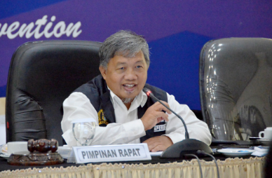 Sebanyak 27 rancangan peraturan daerah (Raperda) ditetapkan menjadi program pembentukan peraturan daerah (Propemperda) tahun 2023. Badan Pembentukan Peraturan Daerah (Bapemperda) DPRD DKI Jakarta masih akan menentukan skala prioritas untuk menentukan jumlah yang layak. Wakil Ketua Bapemperda DPRD DKI Jakarta Abdurrahman Suhaimi menjelaskan, 27 Raperda yang masuk dalam Propemperda tersebut telah disepakati jajarannya bersama Biro Hukum dan sejumlah Satuan Kerja Perangkat Daerah (SKPD) terkait. “Awalnya usulan total ada 71, kemudian kita kompilasikan menjadi 39. Sementara sudah kita tentukan menjadi 27 usulan (Raperda) yang prioritas. Kita akan segera finalkan,” ujarnya di Grand Cempaka Bogor, Jawa Barat, Selasa (1/11). Sementara itu, Kepala Biro Hukum DKI Jakarta Yayan Yuhanah menjelaskan, 27 Raperda yang akan ditetapkan sebagai Propemperda tahun 2023 ditentukan dari sejumlah aspek, seperti unsur urgensi dan sisi yuridis. Dengan demikian, Propemperda yang ditetapkan diharapkan dapat efisien dan efektif untuk dibahas dan disahkan. “Harapannya proses nanti yang sudah ditetapkan, proses pembahasan di 2023 akan lebih intensif dan efektif menghasilkan perda perda yang cukup bagus dan bertamabah dari tahun 2022,” tandasnya. Penetapan sementara 27 Raperda untuk dibahas di tahun 2023 mendatang antara lain, yakni Raperda tentang Jaringan Utilitas, Raperda tentang Pengendalian Lalu Lintas Secara Elektronik, Raperda tentang Rencana Induk Transportasi Jakarta, Raperda tentang Pengelolaan Barang Milik Daerah, Raperda tentang Perubahan Bentuk Hukum, Raperda tentang Perubahan Bentuk Hukum PT Jaminan Kredit Daerah (Perseroda), Raperda tentang Perubahan Bentuk Hukum PT Food Station Tjipinang Jaya (Perseroda), Raperda tentang Perubahan Perda Nomor 10 Tahun 2018 tentang Jakarta Propertindo (Perseroda), Raperda Perubahan Perda Nomor 9 Tahun 2018 tentang PT MRT Jakarta (Perseroan Daerah). Kemudian, Raperda tentang perubahan Perda Nomor 4 Tahun 2014 tentang Pembentukan BUMD PT Transjakarta, Raperda perubahan Atas Perda Nomor 5 Tahun 2010 tentang Lembaga Musyawarah Kelurahan, Raperda perubahan tentang Perda Nomor 4 Tahun 2015 tebtang Pelestarian Budaya Betawi, Raperda perubahan tentang Perda Nomor 3 Tahun 1986 tentang Penyidik Pegawai Negeri Sipil di Provinsi DKI Jakarta, Raperda perubahan tentang Perda Nomor 4 Tahun 2009 tentang Sistem Kesehatan Daerah.