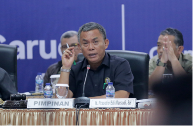 Dewan Perwakilan Rakyat Daerah (DPRD) menilai Kebijakan Umum Anggaran dan Plafon Prioritas (KUA-PPAS) APBD tahun 2023 untuk penanganan banjir belum mumpuni. Perlu rasionalisasi agar anggaran kegiatan penanganan banjir tahun depan berjalan efektif. Dalam rapat pembahasan KUA-PPAS APBD tahun 2023, Ketua badan anggaran (Banggar) DPRD DKI Jakarta Prasetio Edi Marsudi mencontohkan tidak rasionalnya usulan anggaran penanganan banjir di Jakarta Selatan yang hanya disiapkan Tim Anggaran Pemerintah Daerah (TAPD) sebesar Rp193 miliar. “Padahal pekerjaannya banyak sekali, PR (pekerjaan rumahnya) banyak sekali,” ujarnya di Grand Cempaka Bogor, Jawa Barat, Senin (31/10). Pemerintah Provinsi (Pemprov) DKI Jakarta menjadikan penanggulangan banjir, penuntasan kemacetan dan antisipasi resesi ekonomi tiga program yang diprioritaskan dalam KUA-PPAS APBD tahun 2023. Dengan rincian, anggaran penanggulangan banjir sebesar Rp1,29 triliun yang terdiri dari Jakarta Pusat Rp219 miliar, Jakarta Utara Rp247 miliar, Jakarta Barat Rp236 miliar, Jakarta Selatan Rp193 miliar, Jakarta Timur Rp296 miliar, dan Kepulauan Seribu Rp105 miliar. Penanganan kemacetan sebesar Rp625 miliar yang terdiri dari Jakarta Pusat Rp111 miliar, Jakarta Utara Rp130 miliar, Jakarta Barat Rp122 miliar, Jakarta Selatan Rp113 miliar, dan Jakarta Timur Rp149 miliar. Lalu untuk antisipasi resesi ekonomi tahun depan sebesar Rp120 miliar yang terdiri dari Jakarta Pusat Rp21 miliar, Jakarta Utara Rp17 miliar, Jakarta Barat Rp20 miliar, Jakarta Selatan Rp19 miliar, Jakarta Timur Rp24 miliar, dan Kepulauan Seribu Rp19 miliar. Dengan postur tersebut, Wakil Ketua Banggar DPRD DKI Jakarta Khoirudin juga menilai postur tersebut belum mampu mengeksekusi dengan baik tiga program prioritas yang diusung tahun depan. Apalagi dari nomenklatur yang tampak masih sama seperti tahun-tahun sebelumnya. “Keseriusan kan dilihat dari anggaran. Kesan copy paste masih ada. Perlu diimbau para walikota agar jangan ragu membuat terobosan untuk menyelesaikan permasaahan secara permanen,” ungkapnya. Ia berharap seluruh Walikota dan Bupati dapat membuat terobosan baru yang dapat merealisasi target penyurutan genangan air maksimal enam jam, melebarkan ruas jalan yang sebanding dengan pertumbuhan kendaraan, serta meningkatkan pelatihan kepada para usaha mikro kecil menengah (UMKM) untuk menekan angka pengangguran. “Harapannya keluhan masyarakat terhadap banjir sudah tidak sekenceng hari ini. Lalu mengadakan pelatihan yang bukan hanya seremonial, tapi tidak difikirkan tindaklanjut setelahnya. Itu yang kita sayangkan, harus kita kawal dari awal perencanaan sampai betul-betul mereka bisa berusaha sendiri,” katanya. Anggota Banggar Matnoor Tindoan juga menilai anggaran Rp1,2 miliar sangat tidak masuk akal untuk melakukan pencegahan apalagi mengatasi banjir yang menjadi langganan sejumlah warga Ibu Kota. Bahkan ia menyoroti masih lemahnya pengawasan Pemkot di wilayah tersebut yang mengakibatkan sulitnya melakukan mitigasi. “Saya tidak melihat pemerintah DKI ini konsisten terhadap penanggulangan banjir, karena pada sisi lain pencegahannya sangat lemah dilakukan. Semestinya daerah tangkapan air dipertahankan, tapi ini kan tidak. Contohnya di daerah tangkapan air dari taman mini ke monumen pancasila sakti sepanjang lima kilometer sekarang jadi gedung pertemuan, dan shoorom,” ungkapnya. Anggota Banggar lainnya Yusriah Dzinnun juga mempertanyakan kematangan perencanaan Pemprov dalam memporsikan anggaran untuk antisipasi dampak resesi ekonomi. Sebab menurut data Badan Pusat Statistik (BPS), Jakarta Utara yang memiliki angka kemiskinan paling tinggi yakni 7,24%, justru mendapat porsi anggaran paling kecil dari wilayah lain. “Jadi artinya angka miskin dan mendekati miskin di Jakarta Utara lebih besar daripada daerah lain, tetapi mendapatkan proporsi yang lebih sedikit ketimbang daerah lain. Saya mempertanyakan bagaimana sebetulnya keberpihakan teman-teman dari Jakarta Utara terhadap angka UMKM dan dalam rangka penanggulangan krisis resesi ekonomi,” katanya. Di kesempatan yang sama, Asisten Perekonomian dan keuangan Setda Provinsi DKI Jakarta Sri Haryati memaparkan sejumlah program prioritas untuk menuntaskan tiga masalah besar yang jadi momok menakutkan warga Jakarta. Pertama untuk menuntaskan antisipasi resesi ekonomi, Pemprov akan menjaga kestabilan pangan dengan meningkatkan market share dengan harapan harga bisa dikendalikan. “Tahun 2023 kita juga mengusulkan anggaran untuk subsidi pangan ini sebesar Rp984 miliar dan nantinya tentu ini bisa juga menjaga inflasi. Dalam rangka pengendalian inflasi sektor pangan, ada pembelian produk strategis di Darma Jaya,” ucapnya. Selain itu, untuk menghadapi resesi, Pemprov juga akan mengadakan program pengembangan UMKM dengan mengajarkan berbagai pelatihan keterampilan di lima provinsi dan kabupaten. “Mulai dari pendaftaran, pendampingan permasalahan dan lain-lain sampai terakhir kita juga mendampingi dalam konteks permodalan,” tuturnya. Selanjutnya untuk penanganan kemacetan, Pemprov akan menambah Public Service Obligation (PSO) untuk meningkatkan kenyamanan dan subsidi untuk warga yang ingin memanfaatkan transportasi publik. “Kemudian juga kita melalui hibah ke Polda Metro Jaya kita juga ingin mendorong di tahun 2023 ini electronic traffic Law enforcement atau kita kenal dengan ETLE sudah diterapkan optimal, juga Dinas Bina Marga dan Dinas Perhubungan terkait dengan marka jalan, untuk mengendalikan kemacetan,” ungkapnya. Sedangkan Kepala Badan Perencanaan Pembangunan Daerah (Bappeda) DKI Atika Nurahmania menjelaskan untuk penanggulangan banjir, kegiatan yang menjadi fokus yakni pembangunan pintu air atau bendung pengendali banjir, penyediaan drainase perkotaan dan sarana penduduknya, operasi dan pemeliharaan sistem drainase, operasi dan pemeliharaan pompa banjir, juga penyediaan jasa pemeliharaan, biaya pemeliharaan dan perizinan alat besar. “Jadi dengan demikian di dalam spesifikasi tiap wilayah telah kami sampaikan kegiatan-kegiatan yang mendukung pencapaian target pada penyelesaian tiga prioritas besar tersebut,” tandasnya.