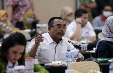 Badan Anggaran (Banggar) DPRD Provinsi DKI Jakarta menilai, pagu penuntasan kemacetan untuk tahun 2023 belum selaras dengan program dan rencana kerja yang disiapkan. Selain memahami kondisi lapangan, Tim Anggaran Pemerintah Daerah (TAPD) diminta menyiapkan terobosan dan strategi khusus. Dalam Kebijakan Umum Anggaran dan Plafon Prioritas Anggaran Sementara (KUA-PPAS) APBD tahun 2023, Pemerintah Provinsi (Pemprov) DKI Jakarta menyiapkan anggaran sebesar Rp8,5 triliun untuk penuntasan kemacetan Jakarta. Anggota Banggar DPRD DKI Jakarta Gembong Warsono menyebutkan, Dinas Perhubungan (Dishub) juga perlu mengkaji upaya mengatasi kemacetan tanpa memerlukan anggaran yang besar. Seperti contoh melakukan rekayasa lalu lintas dengan efektif. “Tentunya kita ingin tahu rekayasa lalu lintas apa yang diterapkan dalam konteks penyesuaian alokasi anggaran,” ujarnya di Grand Cempaka Bogor, Jawa Barat, Selasa (1/11). Di kesempatan yang sama, Anggota Banggar Taufik Zoelkifli menyarankan anggaran tersebut dapat digunakan untuk memperluas jangkauan, serta meningkatkan kualitas pelayanan, dengan begitu diharapkan pengguna kendaraan pribadi dapat beralih ke transportasi umum. “Dengan dana Rp8,5 triliun ini saya berharap jaringan Mikrotrans dan JakLingko itu terus masuk ke dalam daerah pinggiran, daerah yang memang membutuhkan transportasi. Mudah-mudahan orang akan lebih banyak memakai itu, dan dapat mengurangi kemacetan,” ucapnya. Anggota Banggar lainnya, Ismail mengungkapkan kekhawatirannya akan postur anggaran yang dinilai tidak cukup untuk mengatasai kemacetan secara permanen. Namun ia menegaskan, agar Pemprov berhasil meminimalisir kemacetan, maka diminta tetap memprioritaskan pengembangan teknologi artificial intelligence yang berfungsi sebagai pembuat algoritma untuk menentukan lokasi akurat perpindahan kendaraan. “Di sini ternyata ada restruktur yang cukup signifikan ya. Saya khawatirnya upaya untuk mengatasi kemacetan ini sifatnya konvensional. Padahal kita sudah mengarahkan untuk memanfaatkan teknologi IT seperti penggunaan artificial intelligence, karena kita punya big data yang bukan sekedar mengumpulkan data, tapi bisa menghasilkan analisa,” ungkapnya. Sementara anggota Banggar Eneng Milianasari menyampikan bahwa saat ini penyebab kemacetan bertambah parah di sejumlah titik akibat adanya jalur sepeda. Sebab, menurutnya tren pengguna sepeda sudah mulai turun, namun Dishub terus memperpanjang jalur yang dinilai tidak efektif penggunaannya. “Jalur sepeda yang dibangun di jalan protokol, ketimbang memperlancar mobil atau motor, justru malah memperlambat. Pada akhirnya itu jalur fungsinya enggak jelas. Sepedanya juga nggak ada, disebut jalur motor juga itu tidak boleh dilewati motor,” katanya. Penyebab kemacetan juga diungkap Farazandi Fidinansyah, menurutnya pengerjaan jaringan utilitas membuat sejumlah jalan mengalami kerusakan dan menyebabkan lambatnya waktu tempuh karena pengendara harus berhati-hati apabila melewati jalan tersebut, sehingga terjadi titik kemacetan. Oleh karena itu, ia minta seluruh Dinas bersinergi mengatasi permasalah ini. “Jalanan dibongkar-bongkar, akhirnya ini jadi salah satu potensi kemacetan. Tolong kerjasama Dinas Perhubungan terkait rekayasa lalu lintasnya agar semuanya tetap berjalan dengan baik,” tuturnya. Di lokasi yang sama Kepala Dinas Perhubungan DKI Jakarta Syafrin Liputo menjelaskan pihaknya akan berupaya untuk mengoptimalkan anggaran tersebut untuk menekan angka kemacetan. “Tentunya pengembangan angkutan umum ini menjadi prioritas utama, dengan kondisi anggaran yang tersedia kami akan mendorong mengoptimalkan pemanfaatan teknologi informasi dengan mengoptimalkan intelligent transport system,” ungkapnya. Selain itu Syafrin juga akan berkoordinasi dengan Polda Metro Jaya terkait optimalisasi penegakan hukum melalui Electronic Traffic Law Enforcement (ETLE), serta penyediaan lokasi Park and Ride di simpul-simpul angkutan umum massal.
