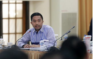 Badan Anggaran (Banggar) DPRD DKI Jakarta menilai Badan Usaha Milik Daerah (BUMD) belum memiliki jurus jitu untuk mengantisipasi potensi resesi ekonomi. Perlu sinergitas kerja antar BUMD untuk menjamin ketersediaan pangan dengan tujuan menjaga stabilitas harga. Anggota Banggar DPRD DKI Jakarta Farazandi Fidinansyah mengatakan, Perumda Dharma Jaya, Perumda Pasar Jaya dan PT Food Station Tjipinang Jaya harus memiliki program kerja di tahun 2023 untuk dijadikan pedoman antisipatif ketika resesi ekonomi bernar-benar menerjang Jakarta. “Segera dibentuk super holding pangan seperti yang dilakukan di nasional. Marwah BUMD pangan harus dikembalikan, Pasar Jaya melakukan distribusi dan etalase penjualan, Dharma Jaya siapkan kebutuhan pangan hewani dan Food Station kebutuhan pangan processing. Ini diatur sehingga punya kerangka kerja yang jelas. Ini serius karena 2023 kita harus mengantisipasi resesi,” ujarnya di Grand Cempaka Bogor, Jawa Barat, Rabu (2/11). Hal senada juga diungkap anggota Banggar Gembong Warsono. Ia meminta ketiga BUMD ini segera mempersiapkan program jitu untuk memperkuat ketahanan pangan Jakarta. “Tolong dibuat skenario yang besar soal kedaulatan pangan kita. Buat konsep bersama-sama agar kedaulatan pangan DKI Jakarta bisa lebih kuat,” kaatanya. Di kesempatan yang sama, Direktur Utama (Dirut) PD Dharma Jaya Raditya Endra Budiman menjelaskan, pihaknya telah mengusulkan permohonan PMD sebesar Rp50 miliar untuk mengantisipasi resesi. Masing-masing yakni Rp40 miliar untuk pembuatan cold storage dengan kapasitas 2000 ton, dan Rp10 miliar untuk membuat pabrik pengolahan. “Kami sudah merencanakan untuk membangun konstruksi untuk menjaga ketahanan pangan,” katanya. Sedangkan Dirut PT Food Station Tjipinang Jaya Pamrihadi Wiraryo mengungkapkan pihaknya sudah mempersiapkan antisipasi resesi. Selain konsen di stok beras, ia juga mengaku akan menanam jagung untuk diolah menjadi pakan ternak ayam, sehingga dapat menghasilkan telur tanpa perlu mengeluarkan biaya pakan. “Tahun depan kami mulai melakukan budidaya tanam jagung karena ini menjadi bagian dari ekosistem ketahanan pangan. Jadi dengan membuat ekosistem ketahanan pangan tersebut, diharapkan ketersediaan pasokan pangan untuk DKI Jakarta akan tetap stabil dan harganya tetap terkendali,” ungkapnya. Sementara Dirut Perumda Pasar Jaya Tri Prasetyo menjelaskan pihaknya telah melakukan kontrak farming dengan sejumlah petani bawang di Brebes dan petani cabai di Jawa Timur demi menjaga kestabilan harga. “Selain itu pusat distribusi kami di pasar induk juga menjadi fokus untuk dilakukan revitalisasi. Mudah-mudahan pembangunannya di bulan November ini,” tandasnya.