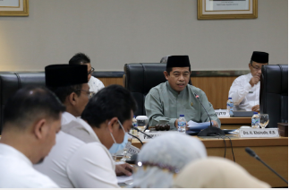 Dewan Perwakilan Rakyat Daerah (DPRD) bersama Tim Anggaran Pemerintah Daerah (TAPD) Pemprov DKI Jakarta kembali menyesuaikan penjadwalan terhadap skema pembahasan Anggaran dan Pendapatan Belanja Daerah (APBD) DKI tahun anggaran 2023 dalam rapat Badan Musyawarah (Bamus). Wakil Ketua Bamus DPRD DKI Khoirudin mengatakan, terjadi pergeseran jadwal terhadap agenda paripurna penandatanganan nota kesepahaman atau memorandum of understanding (MoU) rancangan Kebijakan Umum Anggaran dan Plafon Prioritas Anggaran Sementara (KUA-PPAS) APBD DKI 2023 yang semula digelar Kamis (10/11) menjadi Selasa (8/11) pekan depan. Khoirudin merinci, berdasarkan kesepakatan hasil Bamus, setelah rapat paripurna MoU KUA-PPAS APBD DKI 2023 akan dilanjutkan dengan pembahasan Rancangan Peraturan Daerah (Raperda) tentang APBD Provinsi DKI Jakarta 2023 melalui pidato Gubernur sekaligus penyampaian pandangan umum fraksi-fraksi di waktu yang sama yakni Rabu 9 November 2022. Kemudian, hasil pandangan umum fraksi-fraksi terhadap Raperda APBD DKI 2023 akan dibahas di tingkat komisi bersama Satuan Kerja Perangkat Daerah (SKPD) akan digelar secara marathon mulai 10-16 November 2022. Khoirudin mengimbau seluruh anggota bisa memaksimalkan waktu tersebut untuk mendetailkan program yang diusulkan SKPD agar tepat sasaran. “Harapan saya kepada semua teman-teman di komisi agar konsisten dengan waktu yang telah di tetetapkan Bamus. Saya berharap banjir, kemacetan dan ketahanan pangan menjadi konsen agar teliti betul sampai ke satuan tiga, anggarannya dicermati agar tepat sasaran,” ujarnya di gedung DPRD DKI Jakarta, Jumat (4/11). Selanjutnya, pembahasan dan pendalaman komisi akan menjadi kompilasi untuk dilaporkan dalam forum Badan Anggaran (Banggar) dan dilanjut rapat pimpinan gabungan pada Jumat 18 November. Terakhir, Paripurna pengesahan Raperda tentang APBD Provinsi DKI Jakarta Tahun Anggaran 2023 untuk menjadi Peraturan Daerah (Perda) rencananya akan dilakukan pada 28 November 2022.
