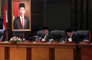 Dewan Perwakilan Rakyat Daerah (DPRD) Provinsi DKI Jakarta resmi menyampaikan laporan hasil Reses Ketiga yang telah dilaksanakan sejak 3 sampai 26 Oktober 2022 dalam rapat paripurna. Ketua DPRD DKI Jakarta Prasetio Edi Marsudi meminta seluruh aspirasi masyarakat yang tertuang dalam laporan Reses Ketiga segera ditindaklanjuti masing-masing Satuan Kerja Perangkat Daerah (SKPD) dan Unit Kerja Perangkat Daerah (UKPD) Pemprov DKI. “Laporan beserta lampiran yang tak terpisahkan tersebut, akan disampaikan kepada saudara Pj Gubernur, untuk ditindak lanjuti dalam Musrenbang Provinsi DKI Jakarta, sebagai salah satu bahan masukan dalam penyusunan Rencana Kerja Permerintah Daerah (RKPD),” ujarnya di hadapan forum paripurna DPRD DKI Jakarta, Selasa (8/11). Pernyataan Pras sapaan akrabnya merujuk kepada poin poin laporan Reses Ketiga tahun 2022 pimpinan dan anggota dewan dibacakan oleh Anggota Komisi A, Jamaludin. Terdapat sejumlah poin di masing masing bidang yang ditekankan DPRD dalam rangka penyempurnaan kegiatan yang bersentuhan langsung dengan masyarakat. Pertama, untuk Bidang Pemerintahan, Pertanahan dan Ketertiban Umum, DPRD DKI meminta pemasangan CCTV di Jalan Tipar Cakung Gang Pancong RT. 002 RW. 002 Kelurahan Sukapura Kecamatan Cilincing, di wilayah Pegangsaan Menteng dan di wilayah RW 006 Bendungan Hilir, Tanah Abang dikarenakan kerap terjadi pencurian motor. “Diharapkan dapat membantu untuk pemasangan CCTV, hal ini dapat membantu dalam segi keamanan wilayah,” ucapnya. Kedua, lanjut Jamaludin untuk Bidang Ekonomi dan Keuangan Daerah, DPRD DKI meminta penjelasan mengenai tarif integrasi yang akan diberlakukan di DKI Jakarta. “Rute atau trayek mana saja yang diberlakukan tarif integrasi serta apakah kartu JakLingko yang sudah dimiliki saat ini masih berlaku untuk pembayaran dengan tarif integrasi,” ungkapnya. Ketiga, untuk Bidang Pembangunan dan Lingkungan Hidup, DPRD DKI meminta penambahan lampu Penerangan Jalan Umum (PJU) serta dikembalikan lagi fungsinya di beberapa wilayah DKI Jakarta. “Dengan kondisi gelap, perlunya lampu PJU menjadi penting bagi keselamatan warga pada malam hari dari rawan kejahatan terutama di wilayah Ciracas, Ceger, Tugu Utara, Koja, Kedoya Selatan,” katanya. Terakhir, untuk Bidang Kesejahteraan Rakyat dan Pendidikan, DPRD DKI meminta mewujudkan pembangunan sekolah SMP dan SMA Negeri yang masih kurang di wilayah DKI Jakarta, salah satunya di Kelurahan Ciracas. “Mohon kiranya dapat dibangun sekolah sekolah Negeri dibeberapa wilayah yang masih membutuhkan sekolah negeri,” tandas Jamaludin.