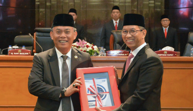 Dewan Perwakilan Rakyat Daerah (DPRD) bersama Penjabat Gubernur DKI Jakarta Heru Budi Hartono sepakat dengan nilai Kebijakan Umum Anggaran dan Plafon Prioritas Anggaran Sementara (KUA-PPAS) tahun anggaran 2023 sebesar Rp82,5 triliun. Kesepakatan itu ditandai dengan penandatanganan Memorandum of Understanding (Mou). Jumlah tersebut meningkat 0,09% dibandingkan dengan APBD tahun 2022 dengan rincian, Pendapatan Daerah tahun 2023 ditargetkan sebesar Rp74,41 triliun yang berasal dari Pendapatan Asli Daerah (PAD) Rp52,68 triliun, Pendapatan Transfer Rp18,45 triliun, serta pendapatan lain-lain daerah yang sah sebesar Rp3,27 triliun. Sedangkan rencana belanja daerah tahun anggaran 2023 direncanakan sebesar Rp74,34 triliun. Selanjutnya penerimaan pembiayaan 2023 direncanakan Rp8,12 triliun yang berasal dari SiLPA tahun 2022 sebesar Rp6,70 triliun dan penerimaan pinjaman daerah Rp1,42 triliun. Sementara untuk Pengeluaran Pembiayaan direncanakan sebesar Rp8,19 trilun yang dialokasikan kepada BUMD berupa Penyertaan Modal Daerah (PMD) Rp6,23 triliun, pembayaran cicilan pokok utang yang jatoh tempo Rp1,78 triliun dan pemberian pinjaman daerah Fasilitas Pembiayaan Perolehan Rumah (FPPR) Rp176 miliar. Ketua DPRD DKI Jakarta Prasetio Edi Marsudi mengatakan, anggota Badan Anggaran dengan eksekutif telah melakukan pembahasan rancangan KUA-PPAS sesuai surat yang dikirimkan Penjabat Gubernur DKI Jakarta dengan nomor 476/UD.00.02 pada 5 September lalu. “Menindaklanjuti surat Penjabat Gubernur DKI Jakarta tersebut, DPRD telah melaksanakan pembahasan sesuai dengan mekanisme ketentuan dan perundang-undangan yang berlaku, yakni pasal 16 ayat 6 Peraturan Pemerintah RI nomor 12 tahun 2018,” ujarnya di gedung DPRD DKI Jakarta, Selasa (8/11). Pras sapaan karibnya mengungkapkan, tahap selanjutnya seluruh fraksi akan menyusun pandangan umum terhadap Raperda tentang APBD Provinsi DKl Jakarta Tahun Anggaran 2023 dan menyampaikannya pada rapat paripurna Rabu (9/11) besok. Dalam kesempatan yang sama, Penjabat Gubernur Heru Budi Hartono berharap setelah MoU dan rincian KUA-PPAS tahun 2023 tersebut, maka Rancangan Peraturan Daerah (Raperda) tentang APBD tahun anggaran 2023 dapat diselesaikan tepat waktu. “Semoga penjelasan rincian KUA-PPAS dapat membantu memperlancar pembahasan pada rapat-rapat Fraksi dan Komisi, serta sekiranya Raperda ini dapat dibahas, disetujui, dan ditetapkan menjadi Peraturan Daerah segera,” tandasnya.