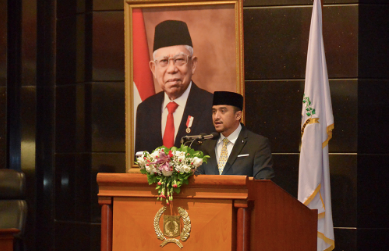 Sembilan fraksi di Dewan Perwakilan Rakyat Daerah (DPRD) Provinsi DKI Jakarta menyampaikan pandangannya atas usulan Rancangan Perda (Raperda) tentang Anggaran Pendapatan Belanja Daerah (APBD) Tahun Anggaran 2023 sebesar Rp82,5 triliun dalam rapat paripurna, Rabu (9/11). Fraksi PDI Perjuangan DPRD DKI dalam pandangannya meminta Pemprov DKI menjelaskan strategi intensifikasi dan ekstensifikasi untuk menggenjot pendapatan di semua sektor sepanjang tahun 2023 mendatang. “Kami mendorong agar kedua strategi ini bisa dijalankan dengan baik sehingga target pendapatan daerah yang dicanangkan dapat dicapai,” ujar Anggota Fraksi PDI Perjuangan Dwi Rio Sambodo. Fraksi Partai Gerindra DPRD DKI Jakarta dalam pandangannya meminta Pemprov DKI terkait pagu indikatif yang mengalami perubahan. Dimana anggaran penanggulangan banjir mengalami penambahan menjadi Rp3,72 triliun diperuntukkan untuk pembangunan tanggul pengamanan pantai dan muara sungai, pengadaan tanah untuk normalisasi sungai hingga pengembangan sistem pemantauan banjir. “Perlunya penanganan banjir juga disesuaikan dengan kebijakan pengendalian banjir sesuai hasil pembahasan DPRD Provinsi DKI Jakarta, khususnya hasil rekomendasi Pansus Banjir DPRD Provinsi DKI Jakarta yang telah dibacakan pada 23 Desember 2020, yaitu merevitalisasi 109 SDEW (Sungai, Danau, Embung, Waduk) dengan target 10 SDEW pertahunnya. Sehingga pada tahun 2030 minimal sudah mencapai 100 SDEW dibenahi,” ujar Anggota Partai Fraksi Grindra Thopaz Nugraha Syamsul. Fraksi Partai PKS DPRD DKI Jakarta dalam pandangannya meminta Pemprov DKI melanjutkan kebijakan pembebasan pajak bumi dan bangunan (PBB) untuk objek dengan nilai jual objek pajak (NJOP) dibawah Rp2 miliar. Hal tersebut dinilai penting karena banyak masyarakat yang masih dalam kesulitan ekonomi dan sangat terbantu dengan pembebasan Pajak Bumi Bangunan (PBB) tersebut. “Jika aset tanah dan bangunan yang dimilikinya berasal dari warisan, yang sebagiannya masih harus dibagi. Sebagai kompensasinya, peningkatan pendapatan dari PBB dilakukan dengan mengoptimalkan progam fiscal cadaster dengan melakukan pendataan dan penilaian ulang atas objek-objek pajak yang berada pada daerah yang sudah sangat berkembang pesat menjadi kawasan bisnis dan ekonomi,” kata anggota Fraksi Partai PKS, Abdul Aziz. Fraksi Partai Demokrat DPRD DKI Jakarta dalam pandangannya meminta Pemprov DKI memberikan alokasi anggaran yang lebih besar untuk mengatasi dampak resesi ekonomi, khususnya alokasi bagi pelaku Usaha Mikro Kecil Menengah (UMKM). “Dalam Rancangan KUA-PPAS 2023, untuk kegiatan Strategis Kewirausahaan dan Ketenagakerjaan hanya dialokasi anggaran sebesar Rp170,52 miliar. Padahal UMKM merupakan kekuatan ekonomi masyarakat yang terbukti mampu menjadi penopang dari krisis berbagai ekonomi yang terjadi,” ujar Anggota Fraksi Partai Demokrat, Wita Susilowaty. Fraksi Partai PAN DPRD DKI Jakarta dalam pandangannya meminta Pemprov DKI memberikan perhatian kepada para kader PKK, Kader Dasawisma, dan Kader Jumantik guna meningkatkan kesehatan dan kesejahteraan keluarga di DKI Jakarta. “Sudah sepatutnya mereka diberikan perhatian dengan penambahan dana operasional sebagai bentuk kepedulian mewujudkan kesejahteraan masyarakat,” ujar anggota Fraksi Partai PAN, Wawan Suhawan. Fraksi PSI DPRD DKI Jakarta dalam pandangannya menyesalkan tidak adanya upaya akselerasi prioritas pembangunan puskesmas di wilayah yang belum memiliki fasilitas layanan dasar dalam Raperda APBD tahun 2023. Padahal, puskesmas merupakan fasilitas kesehatan paling mendasar di wilayah yang menjadi hak asasi seluruh warga Jakarta. “Kami meminta agar Pemprov DKI Jakarta segera melakukan pembangunan puskesmas pada titik-titik tersebut dan memasang target, kapan fasilitas puskesmas di semua kelurahan dapat tercapai,” ujar Anggota Fraksi Partai PSI, Idris Ahmad. Fraksi Partai NasDem DPRD DKI Jakarta dalam pandangannya meminta Pemprov DKI untuk dapat menganalisa kebutuhan lahan pemakaman bagi warga DKI Jakarta yang semakin terbatas. Sementara banyak warga yang pada akhirnya terlunta ketika sedang berduka karena keterbatasan alokasi lahan ini. “Tempat pemakaman di Tegal Alur saat ini sudah tidak bisa mendapatkan lahan pemakaman baru bagi warga yang terdapat di kecamatan tersebut, terutama bagi warga yang bertempat tinggal di Kelurahan Tegal Alur. Hal ini juga dikarenakan lahan tersebut banyak digunakan untuk pernakaman jenazah covid,” ujar anggota Fraksi Partai Nasdem, Abdul Azis Muslim. Fraksi Partai Golkar DPRD DKI Jakarta dalam pandangannya meminta Pemprov DKI mengantisipasi dampak resesi ekonomi dengan optimal. Khususnya pada hasil dari kegiatan anggaran antisipasi dampak resesi sebesar Rp522 miliar untuk empat Satuan Kerja Perangkat Daerah (SKPD). Masing-masing Dinas Penanaman Modal dan Pelayanan Terpadu Satu Pintu (PM-PTSP), Dinas Pariwisata dan Ekonomi Kreatif (Parekraf), Dinas Perindustrian, Perdagangan, Koperasi, Usaha Kecil dan Menengah (PPKUKM), Dinas Tenaga Kerja, Transmigrasi dan Energi. “Terkait dengan pentingnya pengawasan dalam pelaksanaan anggaran yang telah direncanakan sehingga tidak hanya fokus pada proses penyerapan anggarannya saja namun juga terhadap output yang dihasilkan dari penyerapan anggaran tersebut dan tindak lanjut dari output yang dihasilkan sehingga tercipta sistem yang berkesinambungan,” ujar anggota Fraksi Partai Golkar, Taufik Azhar. Fraksi Partai PKB-PPP DPRD DKI Jakarta dalam pandangannya meminta Pemprov DKI mencermati postur Rancangan Anggaran Pendapatan Belanja Daaerah (RAPBD) tahun 2023 pada sektor belanja agar anggaran yang digunakan benar benar berpihak kepada kepentingan seluruh warga Jakarta secara nyata. “Dalam pandangan kami, salah satu masalah yang perlu mendapat prioritas utama adalah masalah banjir. Kami tidak pernah bosan mengangkat masalah banjir, karena kami merasa selama beberapa tahun terakhir ini penanganan masalah banjir, khususnya banjir sungai, tidak mengalami kemajuan berarti,” tandas anggota Fraksi PKB-PPP, Ahmad Ruslan.