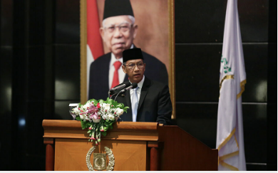 Penjabat (Pj) Gubernur Provinsi DKI Jakarta Heru Budi Hartono merinci setidaknya tiga program prioritas dalam rancangan Perda (Raperda) APBD tahun 2023. Rincian yang disampaikan sekaligus sebagai jawaban atas pandangan sembilan fraksi di DPRD DKI Jakarta. Tiga program yang menjadi kegiatan strategis dalam Raperda APBD tahun 2023 yakni, penanganan kemacetan, penanggulangan banjir dan antisipasi terjadinya resesi ekonomi. Seperti jawaban yang disampaikan untuk menanggapi pandangan dari Fraksi PDIP, Fraksi Gerindra, Fraksi Golkar, Fraksi PKS, Fraksi Demokrat, Fraksi PAN, Fraksi NasDem, Fraksi PSI dan Fraksi PKB-PPP tentang penanganan banjir, Heru menjelaskan bahwa pihaknya akan membuat sejumlah kegiatan strategis. Selain itu, Pemprov DKI Jakarta juga akan menggandeng Pemerintah Pusat untuk membuat kesepakatan bersama daerah penyangga, sebagai langkah kongkrit mengentaskan permasalahan banjir Ibu Kota. “Programnya seperti membangun atau merevitalisasi 16 waduk secara bertahap, melaksanakan program pemeliharaan seluruh prasarana dan sarana pengendali banjir, pengembangan sistem pemantauan banjir, melakukan koordinasi yang intensif dengan pemerintah pusat, meningkatkan kapasitas sungai, membangun tanggul pengaman pantai, serta menambah daya tampungan air,” jelasnya dalam rapat paripurna DPRD DKI Jakarta, Rabu (9/11). Selanjutnya menanggapi pandangan Fraksi Partai Demokrat dan Fraksi Golkar terkait upaya peningkatan jaringan angkutan umum terintegrasi di DKI Jakarta, Heru menyampaikan bahwa telah dilaksanakan program integrasi angkutan bus besar, bus sedang, bus kecil melalui pengoperasian 55 rute dan pengimplementasian 300 unit bus listrik. “Kami juga meningkatkan jaringan layanan angkutan umum dengan memperbanyak rute melalui integrasi angkot mikrotrans. Jangkauan layanan angkutan umum sampai bulan September 2022 sebesar 86% dan akan terus ditingkatkan sampai dengan target kami tercapai 95%,” ucap Heru. Lalu menanggapi pandangan Fraksi PSI terkait penolakan warga terhadap pembangunan intermediate treatment facility (ITF) Sunter dan FPSA Mikro Tebet yang dinilai lokasinya tidak layak karena begitu dekat dengan pemukiman warga, ketidak sesuaiian peruntukan dan adanya potensi tidak terpenuhinya kriteria analisis dampak lingkungan (AMDAL), Heru mengaku akan berupaya membuat sejumlah strategi untuk pendekatan dengan warga sekitar. “Akan dilakukan berbagai startegi pendekatan dan penyamaan persepsi bahwa akan diterapkan teknologi pengolahan sampah yang ramah lingkungan yang berbeda dari pengelolaan sampah di TPST Bantargebang. Pemprov akan menekankan pentingnya pemenuhan perizinan. Oleh karena itu, BUMD Pelaksana diwajibkan melakukan sosialisasi dan pendekatan warga sebagai pemenuhan proses Konsultasi Publik dan syarat perolehan AMDAL,” katanya. Heru juga menanggapi pandangan Fraksi Golkar terkait pengoptimalan pendapatan yang sumbernya selain dari Pajak dan Retribusi. “Karenanya, kami terus berupaya meningkatkan kinerja pendapatan dari sektor pengelolaan aset melalui usulan Raperda Pengelolaan Barang Milik Daerah kepada DPRD DKI agar memiliki payung hukum dalam pemungutan pendapatan,” tuturnya. Lalu menanggapi pandangan Fraksi Demokrat dan Fraksi PKB-PPP terkait penanganan resesi ekonomi yang diperkirakan bakal terjadi tahun 2023, Heru menyatakan telah mempersiapkan program subsidi pangan yang akan dilaksanakan oleh Dinas Ketahanan Pangan, Kelautan, dan Pertanian (KPKP) Jakarta. “Untuk menjaga tingkat harga dan ketersediaan sembako dan bahan pangan lainnya, Dinas KPKP telah menganggarkan Rp987,1 miliar untuk program Peningkatan Diversifikasi dan Ketahanan Pangan Masyarakat,” tandas Heru.