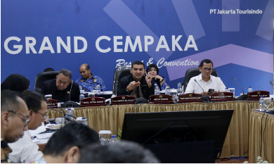 Komisi C Dewan Perwakilan Rakyat Daerah (DPRD) Provinsi DKI Jakarta meminta Badan Pengelola Aset Daerah (BPAD) DKI memprioritaskan program pengamanan aset milik Pemprov dalam penyusunan rancangan APBD tahun 2023. Ketua Komisi C DPRD DKI Habib Muhammad bin Salim Alatas mengatakan, upaya pengamanan aset seperti pemagaran, dan pemberian papan nama perlu dilakukan, karena hingga saat ini masih banyak aset Pemprov yang terbengkalai dan belum terdata. “Aset-aset wajib dilindungi. Sebelum jadi sengketa, lebih baik di pagar, diperjelas bahwa ini aset Pemprov,” ujarnya di Grand Cempaka Bogor, Jawa Barat, Kamis (10/11). Kendati demikian, Habib mengimbau BPAD DKI tetap harus berhati-hati dalam pengamanan aset. Status aset harus diperjelas terlebih dahulu, baru dilakukan pengamanan aset. Ia khawatir apabila aset tersebut masih berstatus sengketa, justru menjadi masalah di kemudian hari. “Ingat juga kalau di pagar itu yang statusnya sudah jelas, jangan nanti masih sengketa tapi dianggap aset Pemprov, yang di pagar itu yang sudah jelas keabsahannya, kepemilikannya,” ucapnya. Dalam kesempatan yang sama, anggota Komisi C Andyka meminta Pemprov meningkatkan jumlah kegiatan pengamanan aset, sebab target yang diberikan BPAD pada tahun 2023 masih jauh dari harapan. Andyka memerinci, target BPAD dalam mengamankan aset tahun depan diantaranya, pemagaran di 36 lokasi seluas 12.227 meter dengan anggaran Rp25,5 miliar, pemasangan papan nama di 550 titik dengan anggaran Rp2,6 miliar serta sertifikasi 663 bidang lahan dengan anggaran Rp7,4 miliar. “Terkait pemagaran, agak sedikit bingung. Aset kita ini seabreg-abreg yang belum diamankan, cuma saya lihat angkanya hanya di 36 lokasi 12.227 meter, artinya hanya 1,2 hektare saja. Ini menjadi perhatian dan atensi ya,” katanya. Hal senada juga diungkap anggota Komisi C Eneng Malianasari. Ia mengimbau BPAD meningkatkan pendataan dan program sertifikasi aset, terutama pada kantor pelayanan publik. Dengan begitu, ia berharap tidak ada lagi aset yang terbengkalai dan disalahgunakan oleh oknum. “Volumenya yang diperbanyak, saya kira banyak juga kantor Kelurahan yang belum punya sertifikat. Jadi masih banyak aset yang saya temui di lapangan terutama di kantor Kelurahan yang ternyata semakin menyusut karena tidak ada kejelasan kepemilikan. Saya minta tolong khususnya kantor pelayanan publik, itu menjadi prioritas,” tuturnya. Sementara itu, Kepala BPAD DKI Jakarta Reza Phahlevi mengaku pihaknya memiliki keterbatasan ketika ingin melakukan pemagaran ataupun penamaan aset, sebab harus mendapatkan izin Dinas yang memiliki aset tersebut. “Kita tidak bisa sembarang pemagaran. Sebenarnya syarat kita melakukan pemagaran itu harus ada permintaan resmi dari SKPD atau UKPD dari dinas tersebut,” ungkapnya. Namun untuk pensertifikatan aset, ia optimistis tahun ini bisa mencapai target 2.000 bidang, dengan menggandeng Badan Pertanahan Nasional (BPN) Jakarta. Sehingga bisa langsung di proses dalam sistem Jakartsatu agar terdata secara optimal. “Kedepan saya punya strategi baru, melakukan peta bidang sebanyak-banyaknya, kalau sudah dilakukan, maka sudah terekam di BPN dan Jakartasatu,” tegas Reza.