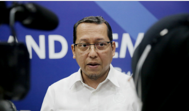 Komisi B DPRD Provinsi DKI Jakarta menilai, Dinas Perindustrian, Perdagangan Koperasi, Usaha Kecil dan Menengah (PPKUKM) belum serius membina pelaku usaha, mikro, kecil dan menengah (UMKM). Tampak dari rancangan APBD 2023, belum ada terobosan program untuk memajukan UMKM. Ketua Komisi B DPRD DKI Jakarta Ismail mengatakan Dinas PPKUKM harus menambah kuota peserta dalam program pelatihan kewirausahaan serta pemberian modal alat untuk menunjang usaha yang dipilih para peserta UMKM binaannya, sehingga tingkat pengangguran di Ibu Kota dapat ditekan. “Dukungan sarana prasarana dilihat dari pemberian alat-alat produksi, itu juga harus terakomodir. Mudah-mudahan bisa menjadi pondasi bagi masyarakat untuk bisa sama-sama mengoptimalkan perekonomian di DKI dari para UMKM,” ujarnya di Grand Cempaka Bogor, Jawa Barat, Kamis (10/11). Ismail mengimbau Dinas PPKUKM tetap bertanggung jawab untuk melakukan pemantauan terhadap peserta yang telah selesai mengikuti pelatihan, dengan harapan alat penunjang usaha yang telah diberikan tepat sasaran dan dimanfaatkan secara optimal. Pasalnya anggaran yang diberikan untuk program tersebut cukup besar, yakni Rp5,5 miliar untuk pelatihan softskill, serta Rp44,29 miliar untuk pelatihan hardskill dan bantuan alat yang diberikan kepada para peserta. “Disini letak sebenarnya pendampingan itu. Untuk memastikan apakah alat itu benar-benar dipakai atau tidak. Pendampingan yang jelas, sampai mereka bisa merintis hasil usahanya itu masuk ke dalam e-order juga,” katanya. Tidak hanya itu, Ismail juga meminta adanya peningkatan kualitas bazar yang diselenggarakan rutin oleh Pemprov. Sebab tempat yang seharusnya jadi ajang promosi para UMKM itu dinilai masih jauh dari standar. Dengan kata lain, lokasi bazar tidak mampu menarik pengunjung untuk datang, apalagi membeli hasil kerajinan maupun makanan yang dibuat oleh para peserta binaan Dinas PPKUKM. “Kualitas bazar yang sering diadakan sepertinya terlalu monoton dan kurang memberikan impact. Banyak hal yang harus diperbaiki, pendampingan dalam penyajian barang, desain tempat bazar, serta cara promosinya,” ungkap Ismail. Hal senada juga disampaikan anggota komisi B Nur Afni Sajim. Ia mengingatkan Dinas PPKUKM lebih serius dalam merencanakan penyelenggaraan bazar di lima wilayah Jakarta juga Kepulauan Seribu yang menggunakan anggaran Rp21,5 miliar itu. “Harusnya kualitasnya dinaikan agar masyarakat tertarik untuk datang dan belanja. Bazar dibikin semenarik mungkin. Contoh di Jakarta Barat Tanggul Srengseng, Tanggul Rawa Buaya terkesan asal-asalan. Saya minta kreatifitas kualitas, bazarnya dibikin menarik,” ucapnya. Dalam kesempatan yang sama, Kepala Dinas PPKUKM DKI Elisabeth Ratu Rante Allo menyatakan siap untuk membuka peluang lebih besar untuk para calon wirausaha mengikuti pelatihan. Salah satunya, membuka kelas pelatihan kuliner dalam jumlah dua kali lipat pada tahun 2023 mendatang dengan tambahan anggaran Rp1,9 miliar. “Jadi kemarin di setiap Kecamatan kami melatih 200 wirausaha baru, tahun ini kami kali dua menjadi 400 (peserta). Lalu menambah kelas kuliner yang tadinya tiga kelas menampung 120 (peserta) menjadi 6 kelas menampung 320 (peserta). Sedangkan kelas fashion dan craft masih tetap satu kelas,” tuturnya. Ratu menegaskan pihaknya akan membuat terobosan baru, yakni membuat kios listrik yang dapat berpindah tempat untuk menggelar bazar di Kecamatan. Dengan harapan mampu menjadi daya tarik pembeli. “Total di 40 kecamatan Rp8,3 miliar untuk kios listrik yang bisa jadi etalase dan mobile untuk pameran. Setiap Kecamatan diberikan tiga kios dan akan kerjasama dengan koperasi Jakpreneur yang ada di Kecamatan,” terang Ratu.