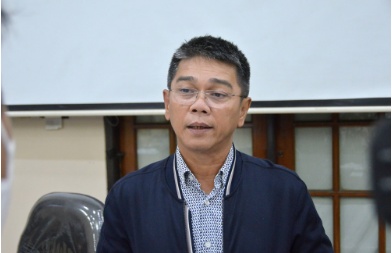 Komisi E Dewan Perwakilan Rakyat Daerah (DPRD) Provinsi DKI Jakarta menetapkan anggaran belanja hibah yayasan dibawah naungan Dinas Sosial DKI sebesar Rp25 juta per yayasan dalam Rancangan APBD tahun anggaran 2023. Angka tersebut dinilai cukup adil sehingga tidak terjadi kesenjangan sosial antar yayasan. Ketua Komisi E DPRD DKI Jakarta Iman Satria mengatakan, selain mencegah kesenjangan, upaya itu dilakukan agar tercipta standarisasi jumlah belanja hibah yang sama untuk masing-masing Yayasan. “Supaya ada standarisasi kesamaan, karena ini penerima hibah baru semua. Dikhawatirkan ada kesenjangan, jadi lebih baik distandarisasi, disamakan semua,” ujarnya di Grand Cempaka, Bogor, Jawa Barat, Kamis (10/11). Diungkapkan Iman, anggaran belanja hibah Dinas Sosial DKI yang berjumlah 125 Yayasan itu cukup variatif dan tidak relevan. Karena itu, Komisi E sepakat permintaan pengajuan belanja hibah yayasan akhirnya dikurangi. Dalam Rancangan APBD DKI tahun 2023, Iman mengatakan, Dinas Sosial DKI sebelumnya mengalokasikan anggaran belanja hibah untuk yayasan sebesar Rp4,46 miliar untuk 125 yayasan. Setelah melewati pembahasan, anggaran tersebut dikurangi sebesar Rp 242 juta, sehingga menjadi Rp 4,22 miliar. “Ya, angkanya sekarang berkurang Rp242 juta,” ungkapnya. Dalam pemberian belanja hibah di Rancangan APBD DKI 2023, Iman mengingatkan jangan sampai ada yayasan yang mendapatkan anggaran dobel atau ganda. Karena ia melihat ada kemiripan nama yayasan yang menerima belanja hibah di Dinas Sosial dengan yayasan yang berada dibawah naungan Biro Pendidikan dan Mental Spiritual DKI. “Untuk dana hibah ini saya soroti jangan sampai ini double dengan Biro Dikmental, karena namanya sama sama nih, ada yayasan ini, yayasan itu. Takutnya minta kesini dan kesitu, Majelis taklimnya minta di sini, nanti bantuan sosialnya minta disitu. Ini jangan sampai terjadi,” terangnya. Menanggapi hal itu, Kepala Dinas Sosial Provinsi DKI Jakarta Premi Lasari mengatakan pihaknya sudah melakukan beberapa aspek untuk menguji setiap yayasan yang layak untuk mendapatkan anggaran dana belanja hibah. “Mulai dari legalitas, keberadaan, lokasi, programnya, kemudian kita sinkronisasi, mengecek apakah mereka sudah pernah mendapatkan dana hibah,” ungkap Premi. Untuk itu, Premi menyatakan siap menjalani tugasnya untuk menjaga amanah terkait belanja hibah untuk yayasan yang telah ditetapkan Komisi E. “Ya sudah ditetapkan, dan kami siap menerima hasil keputusan dari komisi E,” tegas Premi.