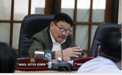 Salah satu kawasan padat penduduk, yakni di Kelurahan Kapuk, Jakarta Barat didorong kembali untuk dimekarkan. Perlu keseriusan pemerintah kota Jakarta Barat (Jakbar) agar rencana pemekaran tersebut terealisasi. Dalam rapat pembahasan rancangan APBD tahun 2023, Komisi A DPRD DKI Jakarta menilai, pemerintah kota Jakbar belum menyiapkan kegiatan, bahkan tenggat waktu untuk mendukung program pemekaran tersebut. Padahal, proyeksi menjadikan dua kelurahan untuk kawasan padat penduduk sudah ada sejak tahun 2021 lalu. “Kajian kan sudah kita lakukan pada saat 2021, tapi di 2022 berjalan tanpa ada suatu pergerakan, jadi wasting time artinya buang waktu selama setahun. Perlu segera membuat time schedule apa yang harus dikerjakan dari bulan pertama sampai bulan 12 tahun 2023, supaya masyarakat punya kepastian,” ujar Inggard Joshua, Wakil Ketua Komisi A di Grand Cempaka Bogor, Jawa Barat, Jumat (11/11). Ia juga mengimbau agar Pemprov memikirkan administrasi data kependudukan warga, salah satunya yakni pembuatan Kartu Tanda Penduduk (KTP), dan Kartu Keluarga (KK) yang terkena pemekaran Kelurahan Kapuk. “Kalau bercerita tentang risiko, tentu saja jangan dibebankan resikonya kepada masyarakat, tapi Pemerintah Daerah harus memberikan peluang untuk mempermudah urusan surat-surat yang terkait dengan domisili,” ucapnya. Sementara itu, Wali Kota Jakarta Barat Yani Wahyu Purwoko mengakui, memang sudah seharusnya Kelurahan Kapuk melakukan pemekaran wilayah sesuai Keputusan Gubernur Provinsi Daerah Khusus Ibukota Jakarta Nomor 3 Tahun 2004 tentang Pedoman Pembentukan, Pemekaran, Penghapusan dan penggabungan Wilayah Kotamadya/Kabupaten Administrasi, Kecamatan dan Kelurahan di Propinsi Daerah Khusus Ibukota Jakarta. “Memang Kelurahan Kapuk ini luasnya 562,6 hektar dengan jumlah jiwa 167.900 jiwa dengan jumlah KK 55.258. Menurut Kepgub nomor 3 tahun 2004, maksimal jumlah penduduk di suatu Kelurahan dapat di mekarkan adalah sebanyak 40.000 jiwa,” ungkapnya. Yani mengaku siap melakukan sosialisasi kepada warga, juga kepada Satuan Kerja Perangkat Daerah (SKPD) terkait untuk membantu administasi data kependudukan. Dalam kesempatan yang sama, Kepala Biro Tata Pemerintahan Setda Provinsi DKI Jakarta Andriansyah menjelaskan tahun lalu Wali Kota Jakarta Barat sudah mengajukan surat kepada Gubernur Anies, dan baru minggu ini kembali mengajukan ke Penjabat Gubernur Heru Budi Hartono untuk ditindaklanjuti. “Karena suratnya baru masuk per tanggal 8 November 2022 kemarin, nanti setelah itu kita akan buat tim di tingkat provinsi, selanjutnya scara paralel kami dengan teman-teman di wilayah melakukan inventarisasi awal,” katanya. Adapun inventarisasi untuk mencari tempat untuk pembangunan Kelurahan dan fasilitas pendukung lainnya, seperti Pusat Kesehatan Masyarakat (Puskesmas) dan Sekolah. “Baru nanti setelah seluruh proses pekerjaan tim di tingkat provinsi selesai, tentunya akan memberikan rekomendasi kepada pak Gubernur untuk mengeluarkan Keputusan Gubernur terkait dengan pemekaran Kelurahan Kapuk,” tandas Andriansyah.