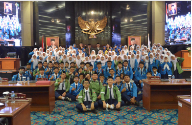 Sebanyak 110 siswa Madrasah Tsanawiyah Negeri (MTsN) 7 Jakarta bersama guru pendamping mengunjungi kantor DPRD Provinsi DKI Jakarta, Rabu (9/11). Kunjungan dalam rangka karya wisata itu dilakukan untuk mengetahui secara langsung kerja-kerja, tugas dan fungsi DPRD DKI Jakarta secara langsung. Pada kesempatan itu, ratusan siswa diterima Anggota Komisi C DPRD Provinsi DKI Jakarta Nasdianto beserta jajaran Sekretariat Dewan di gedung DPRD DKI. “Alhamdulillah kali ini DPRD DKI dapat kunjungan audiensi dari siswa MTsN 7 Jakarta ya. Mereka ingin mengetahui kerja kerja dewan, terus juga mereka ingin mengetahui apa saja sih alat kelengkapan dewan, bagaimana kerja komisi, tadi juga ada yang menanyakan bagaimana cara menyerap masukan dan aspirasi masyarakat,” ujar Nasdianto. Ia menjelaskan, fungsi utama anggota legislatif adalah membentuk peraturan daerah (Perda) bersama Gubernur, penganggaran yang meliputi penyusunan APBD, kemudian melaksanakan pengawasan terhadap penggunaan APBD tersebut. “Di dalam pemerintahan DKI ini, anggota DPRD DKI itu memberikan support. Sehingga tugasnya membuat anggaran, sebagai kontrol pemerintahan, dan juga membuat peraturan daerah bersama Pemprov DKI. Di sinilah adanya sinergi ini menjalankan program pemerintah di DKI agar berjalan dengan harmonis.” jelas Nasdianto. Sementara itu, Wakil Kepala Bidang Kesiswaan MTsN 7 Jakarta Susianingsih mengaku beruntung, lantaran bersama siswa lainnya dapat diberikan kesempatan untuk belajar dan berkeliling di gedung DPRD DKI Jakarta. “Alhamdulillah luar biasa dari perizinan sampai dengan penerimaan sekarang ini kami merasa sangat dihormati sekali,” terangnya. Dalam kunjunganya itu Susianingsih berkesempatan menitipkan pesan kepada para anggota Legislatif agar dapat mengemban amanah masyarakat DKI. Selain itu juga dapat menjadi contoh para siswa yang bercita-cita menjadi anggota dewan. “Semoga benar benar bisa mewakili rakyat,” tandasnya.