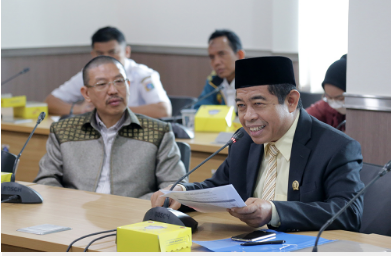 Dewan Perwakilan Rakyat Daerah (DPRD) Provinsi DKI Jakarta menyatakan akan menindaklanjuti permasalahan minimnya jumlah guru agama Budha di sekolah-sekolah negeri di Jakarta. Upaya tersebut disampaikan Wakil Ketua DPRD DKI Jakarta Khoirudin setelah menerima audiensi Perwakilan Umat Buddha Indonesia (Walubi). Menurutnya, persoalan tersebut sudah terjadi sejak lama. Dengan demikian DPRD akan segera mengkonfirmasi masalah tersebut ke Dinas Pendidikan. “Karena ini adalah hak bagi para anak didik kita untuk mendapatkan pelajaran agama. Kita juga akan evaluasi lagi kebutuhan guru, kita akan komunikasi dengan Dinas Pendidikan,” ujarnya usai menerima audiensi bersama Walubi di gedung DPRD DKI Jakarta, Rabu (9/11). Dalam kesempatan yang sama, Ketua DPD Walubi DKI Jakarta Jandi Mukianto mengatakan, pihaknya sudah mengajukan penambahan guru agama Hindu-Budha untuk Sekolah Negeri ke Pemprov DKI sejak tahun 2020 silam, namun hingga kini belum mendapat solusi yang pasti. Pasalnya aspirasi tersebut terbentur Peraturan Menteri Agama RI Nomor 16 Tahun 2010 tentang Pengelolaan Pendidikan Agama di Sekolah, disebutkan bahwa apabila siswa yang seagama kurang dari 15 orang, maka sekolah tidak diberikan guru. “Kami sudah memperjuangkan dari 2020. Hari ini kita alami bahwa dari 31 Sekolah Negeri masih kekurangan 18 guru. Itupun hitungan kami pada tahun 2021, dan kami yakin usia pensiunnya setiap tahun pasti bertambah,” ucapnya. Ia berharap DPRD bisa membantu pemenuhak hak belajar bagi siswa-siswi yang beragama minoritas. Sehingga para pelajar tidak perlu lagi mengikuti pelajaran di tempat ibadah untuk mendapatkan nilai agama. “Kiranya apabila ada Permen (Peraturan Menteri) seperti itu, mohon dicarikan solusi bersama. Kami berharap ada solusi bagi pelajar kami yang ada di Sekolah Negeri,” tandasnya.