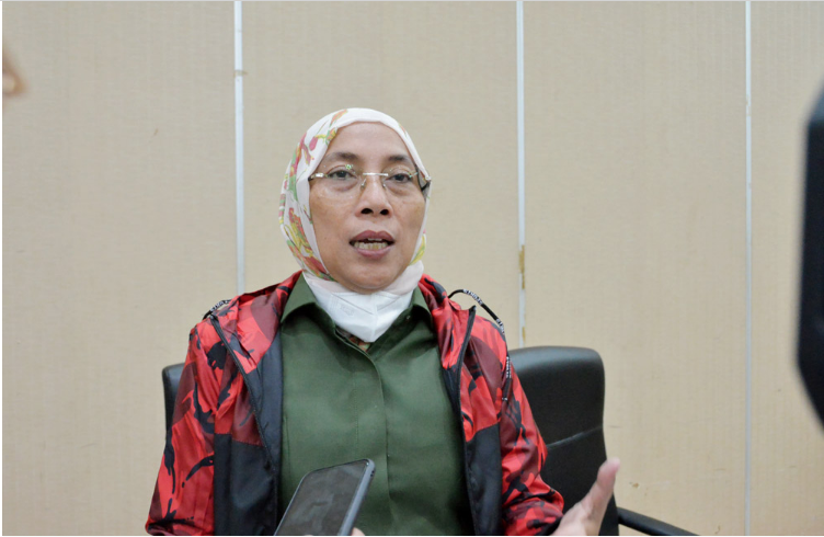 Komisi D DPRD Provinsi DKI Jakarta mendorong Dinas Bina Marga mengkaji dengan matang rencana pembangunan trotoar sebesar Rp171 miliar dalam rancangan APBD tahun 2023. Pembangunan trotoar diharapkan sesuai peruntukan. Ketua Komisi D DPRD DKI Jakarta Ida Mahmudah menjelaskan, kajian mendalam tentang pembangunan trotoar perlu dilakukan agar tidak menyebabkan kemacetan. Pasalnya ia menilai, banyak pembangunan pelebaran trotoar di Jakarta justru mengurangi volume jalan. “Penekanan kami bahwa harus ada pembuatan konsep bahwa pembuatan trotoar bisa efektif dan tidak membuat macet,” ujarnya di Grand Cempaka Bogor, Jawa Barat, Selasa (15/11). Ida menyampaikan, anggaran pembangunan trotoar sebesar Rp171 miliar itu, akan digunakan Dinas Bina Marga untuk menunjang sejumlah kawasan transportasi terintegerasi. Dengan demikian, Komisi D mengingatkan pasca pembangunan Dinas Bina Marga dapt menggandeng Satuan Polisi Pamong Praja (Satpol PP) DKI untuk melakukan pengawasan. “Ini salah satu rekomendasi Komisi D agar Bina Marga harus kerjasama dengan Satpol PP untuk menertipkan itu semua, jadi kembalikan trotoar ke fungsi awal. Akan saya sampaikan saat rapat Banggar nanti,” ungkapnya. Di lokasi yang sama, Kepala Dinas Bina Marga DKI Jakarta Hari Nugroho merinci, anggaran tersebut akan digunakan untuk pembangunan trotor di Mangga Besar, Gunung Sahari Raya, Kawasan sekitar Jakarta International Stadium (JIS), Mangga Dua Raya, Daan Mogot, dan Mas Mansyur segmen utara. Ia pun menyepakati tujuan pembangunan trotoar ini membuat nyaman para pengguna transportasi umum menuju halte TransJakarta, halte pengumpan JakLingko, stasiun MRT, BRT, maupun LRT. “Jadi trotoar ini relefansinya itu untuk akses mobilitas menuju angkutan umum, terutama untuk ke halte TJ. Jadi untuk memberikan kenyamanan masyarakat ke angkutan umum. Justru ini yang mendukung tidak terjadi kemacetan, kalau kita gak bangun itu orang gak berani menggunakan angkutan umum,” tandasnya.