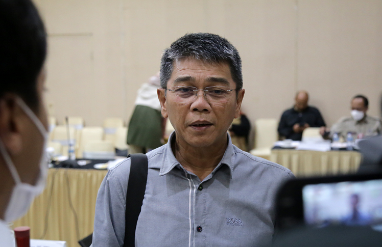 Komisi E Dewan Perwakilan Rakyat Daerah (DPRD) DKI menetapkan anggaran Apresiasi dan Kompetisi Seni Pelajar Tingkat TK, SD, SMP dan SMA yang diajukan Dinas Kebudayaan Provinsi DKI Jakarta dalam Rancangan APBD Tahun 2023. DPRD mengharapkan semakin banyak peserta didik yang masuk melalui jalur prestasi akademik dalam Penerimaan Peserta Didik Baru (PPDB). Ketua Komisi E DPRD Provinsi DKI Iman Satria menilai program tersebut sangat baik, karena fokus untuk meningkatkan pembekalan minat dan bakat para siswa. Sehingga peluang untuk masuk sekolah negeri melalui jalur prestasi akademik dalam PPDB semakin terbuka luas. Tidak hanya, program ini dapat dijadikan ajang untuk mengoptimalkan minat dan bakat siswa di bidang kesenian. “Maka dari itu, program ini harus kita adakan. Supaya anak-anak yang usianya muda, tetapi sudah punya sertifikasi. Jadi bisa langsung masuk (PPDB),” ujarnya seusai Rapat RAPBD tahun 2023 di Grand Cempaka, Bogor, Selasa (15/11). Iman menegaskan usulan program Apresiasi dan Kompetisi Seni Pelajar TK, SD, SMP, dan SMA yang masuk dalam Subkegiatan Pembinaan Sumber Daya Manusia, Lembaga, dan Pranata Kebudayaan telah ditetapkan sebesar Rp690 juta. Dengan rincian, Jakarta Pusat sebesar Rp321 juta, Jakarta Timur sebesar Rp306 juta, Jakarta Selatan sebesar Rp296 juta, Jakarta Barat sebesar Rp370 juta, Jakarta Utara sebanyak Rp393 juta dan Kepulauan Seribu senilai Rp312 juta. Anggaran ini dialokasikan untuk enam Suku Dinas Kebudayaan Kota dan Kabupaten berdasarkan penambahan variabel lomba yakni, menggambar, tari kreasi, paduan suara, musikalisasi puisi, dan vocal group. “Tentunya dengan penambahan kegiatan akan ada penambahan cost (biaya), ada penambahan belanja. Jadi ini kita patokin saja supaya sama,” terang Iman. Sementara itu, Kepala Dinas Kebudayaan Provinsi DKI Jakarta Iwan Henry Wardhana memberikan apresiasi kepada Komisi E yang telah menyetujui program usulan tersebut yang berkolaborasi dengan Dinas Pendidikan Provinsi DKI Jakarta. Bahkan ia bangga bila program tersebut menjadi salah satu acuan dalam PPDB melalui jalur prestasi Akademik. “Tentu saja untuk memudahkan para siswa atau peserta didik untuk mencari jalur-jalur prestasi melalui jalur seni dan budaya,” kata Iwan. Kendati demikian, Iwan berharap terkait program usulan tersebut dapat dirasakan masyarakat agar lebih bahagia dan sejahtera. Selain itu, dapat membangkitkan kembali geliat kesenian dan kebudayaan di DKI Jakarta pasca pandemi Covid-19. “Semua program dalam usulan Dinas Kebudayaan diharapkan bisa dipahami masyarakat. Juga bisa membuat masyarakat lebih bahagia sejahtera dengan hasil-hasil yang kami usulkan. Misalnya melakukan pembinaan seni budaya berbasis komunitas, membuat pagelaran festival dan juga karnaval, kemudian juga memeriahkan pesta demokrasi yang akan disiapkan di tahun 2024,” ungkap Iwan.
