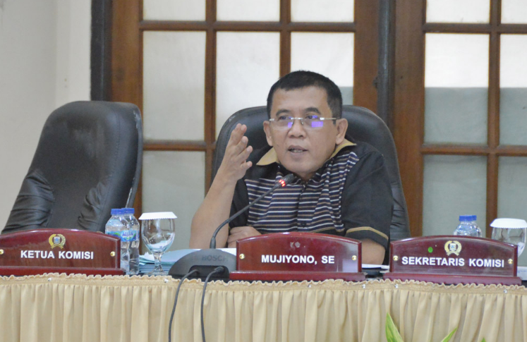Komisi A Dewan Perwakilan Rakyat Daerah (DPRD) DKI mendukung rencana Dinas Penanggulangan Kebakaran dan Penyelamatan (Gulkarmat) DKI membentuk relawan pemadam kebakaran di 398 Rukun Warga (RW). DPRD berharap respon time penanganan kebakaran semakin meningkat. Ketua Komisi A DPRD DKI Jakarta Mujiyono mengatakan, dengan adanya relawan pemadam kebakaran dapat meminimalisir korban jiwa dan angka kerugian harta benda yang dialami korban kebakaran. Tidak hanya itu, kata Mujiyono rencana ini juga memudahkan Pemprov DKI dalam mendistribusikan APAR kepada RW rawan kebakaran. Pasalnya, pemberian APAR kepada RT/RW selalu terbentur dengan mekanisme hibah. Sehingga dengan dibentuknya relawan damkar, maka APAR yang merupakan aset Pemprov DKI ini dapat dipinjamkan kepada relawan. “Selama ini, kalau ingin menyerahkan APAR ke RT/RW terbentur mekanisme hibah. Dengan adanya relawan, maka Pemprov DKI bisa meminjamkan asetnya di tingkat RT/RW kepada relawannya sendiri. Jadi lebih efektif,” ujarnya seusai pembahasan Raperda APBD Tahun Anggaran 2023 di Grand Cempaka, Bogor, Jawa Barat, Selasa (15/11). Kemudian untuk mempermudah pengawasan penggunaan APAR yang diberikan kepada relawan damkar, menurut Mujiyono, harus didukung pembuatan aplikasi. Karena itu, ia mendukung pembuatan aplikasi agar bisa mengontrol kelayakan APAR dengan mudah. Sebelumnya, kelayakan APAR hanya dikontrol oleh selembar kertas kerja saja. “Kontrol kelayakan APAR hanya kertas kerja. Maka, dengan adanya sistem digital ini, bisa tahu APAR yang telah didistribusikan itu, mana yang sudah rusak, mana yang sudah habis. Supaya lebih efektif. Ya, (aplikasi ini) pastinya kami mendukung,” tegas Mujiyono. Dalam kesempatan yang sama, Kepala Dinas Gulkarmat DKI Satriadi menerangkan pihaknya telah berkolaborasi dengan Universitas Indonesia selama satu tahun ini untuk menggodok kajian pembentukan sebanyak 4.536 relawan damkar yang akan disebarkan di 398 RW rawan kebakaran. Menurut Satriadi, pembentukan relawan damkar ini dilakukan berdasarkan Keputusan Menteri Dalam Negeri nomor 364.1-306 tahun 2020 tentang Pedoman Pembinaan Relawan Pemadam Kebakaran. “Di satu RT yang termasuk daerah rawan kebakaran kita sediakan dua relawan dan dua APAR. Sesuai kajian UI, jadi mapingnya sesuai kajian. Kita punya variabel untuk menentukan daerah itu prioritas atau tidak, seperti jauh dari masyarakat, padat dan jalan sempit. Itu termasuk variabel daerah rawan kebakaran,” jelas Satriadi. Ia menjelaskan, nantinya ribuan relawan ini akan dilatih untuk menggunakan APAR sebagai langkah awal pertolongan jika terjadi kebakaran di wilayahnya. Selain itu, relawan damkar diharapkan mampu memberikan penyuluhan mitigasi bencana kebakaran kepada warganya. Hal ini dilakukan, lanjut Satriadi, karena masalah kebakaran tidak mungkin ditangani Pemprov sendiri, melainkan perlu adanya keterlibatan masyarakat dalam menjaga lingkungan dari bencana tersebut. “Karena tidak mungkin kebakaran diselesaikan oleh pemerintah sendiri, ini perlu keterlibatan masyarakat juga,” ungkap Satriadi. Satriadi juga menyatakan siap membuat aplikasi untuk mengontrol keaktifan para relawan serta pengawasan dan kelayakan ribuan APAR yang tersebar di lima wilayah. Mengingat anggaran untuk alat ini tidak sedikit, yakni sebesar Rp11,8 miliar. Ia merinci alokasi anggaran APAR untuk 623 relawan di Jakarta Pusat sebesar Rp1,6 miliar, 424 relawan di Jakarta Utara sebesar Rp1,1 miliar, 1.002 relawan di Jakarta Barat Rp2,7 miliar, 864 relawan di Jakarta Selatan Rp2,2 miliar, dan 1.623 relawan di Jakarta Timur Rp4,2. “Dengan adanya aplikasi, relawan bisa melaporkan apakah rusak, atau kosong, agar bisa langsung kita isi. Jadi ketahanan wilayahnya terkait bencana kebakaran akan termonitor terus. Nanti kita kontrol lewat aplikasi itu. Kita menjamin bahwa alat yang kita berikan siap siaga. Jangan sampai nanti mereka butuh pengisian APAR tapi susah,” tegas Satriadi.