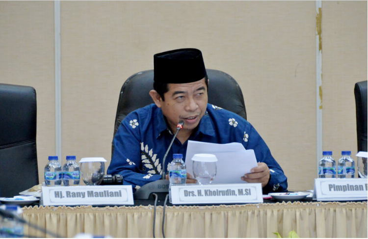 Sebanyak 35 rancangan Perda dalam program pembentukan peraturan daerah (Propemperda) tahun 2023 akan segera disahkan DPRD Provinsi DKI Jakarta. Berdasarkan hasil rapat badan musyawarah (Bamus) DPRD DKI Jakarta, paripurna pengesahan akan digelar, Senin (28/11) mendatang. Wakil Ketua Bamus DPRD DKI Jakarta Khoirudin mengatakan, dalam forum paripurna Badan Pembentukan Peraturan Daerah (Bapemperda) DPRD DKI Jakarta akan menyampaikan laporan mengenai Propemperda tahun 2023. Ia mengaku di penghujung tahun memang banyak kebijakan yang harus segera disahkan. Selain Propemperda tahun 2023, DPRD DKI Jakarta juga akan mengesahkan APBD tahun anggaran 2023 dalam waktu yang hampir bersamaan. “Jadi betul betul harus matang menyepakati jadwal agar tidak berbenturan dan bisa berjalan dengan lancar. Alhamdulillah rapat yang dihadiri sesuai dengan aturan dengan lengkap kita sudah menyepakatinya,” ujar Khoirudin, Wakil Ketua Bamus DKI Jakarta di Grand Cempaka Bogor, Jawa Barat, Rabu (16/11). Selanjutnya, dalam rapat paripurna akan dilanjutkan dengan persetujuan Anggota DPRD Provinsi DKI Jakarta secara lisan oleh pimpinan rapat paripurna. Lalu dilanjutkan dengan penandatanganan persetujuan bersama antara Penjabat (Pj) Gubernur dengan Pimpinan DPRD Provinsi DKI Jakarta. Ditetapkannya 35 Propemperda untuk dibahas dan disahkan tahun 2023 mendatang antara lain, Raperda tentang Jaringan Utilitas, Raperda tentang Pengendalian Lalu Lintas Secara Elektronik, Raperda tentang Rencana Induk Transportasi Jakarta, Raperda tentang Pengelolaan Barang Milik Daerah, Raperda tentang Perubahan Bentuk Hukum, Raperda tentang Perubahan Bentuk Hukum PT Jaminan Kredit Daerah (Perseroda), Raperda tentang Perubahan Bentuk Hukum PT Food Station Tjipinang Jaya (Perseroda), Raperda tentang Perubahan Perda Nomor 10 Tahun 2018 tentang Jakarta Propertindo (Perseroda), Raperda Perubahan Perda Nomor 9 Tahun 2018 tentang PT MRT Jakarta (Perseroan Daerah). Kemudian, Raperda tentang perubahan Perda Nomor 4 Tahun 2014 tentang Pembentukan BUMD PT Transjakarta, Raperda perubahan Atas Perda Nomor 5 Tahun 2010 tentang Lembaga Musyawarah Kelurahan, Raperda perubahan tentang Perda Nomor 4 Tahun 2015 tebtang Pelestarian Budaya Betawi, Raperda perubahan tentang Perda Nomor 3 Tahun 1986 tentang Penyidik Pegawai Negeri Sipil di Provinsi DKI Jakarta, Raperda perubahan tentang Perda Nomor 4 Tahun 2009 tentang Sistem Kesehatan Daerah. Lalu, Raperda tentang Pencabutan Perda Nomor 11 Tahun 1992 tentang Penataan dan Pengelolaan Kepulauan Seribu Kotamadya Jakarta Utara, Raperda tentang Pencabutan Perda Nomor 2 Tahun 2011 tentang Pendaftaran Penduduk dan Pencatatan Sipil, Raperda tentang Penyelenggaraan Pendidikan, Raperda tentang Kawasan Tanpa Rokok, Raperda tentang Pengelolaan Air Limbah Domestik, Raperda tentang Penyelenggaraan Sistem Pangan, Raperda tentang Penyelenggaraan Bantuan Hukum, Raperda tentang Kemudahan Berusaha. Selanjutnya, Raperda tentang Pemberian Insentif dan Kemudahan Investasi di DKI Jakarta, Raperda tentang Penyelenggaraan Pembangunan Keluarga, Raperda tentang Fasilitasi Pencegahan, Peredaran, Penanggulangan, dan Penyalahgunaan Narkotika dan Prekursor Narkotika, Raperda tentang Pengelolaan Air Minum, Raperda tentang Rumah Susun, Raperda tentang Rencana Tata Ruang Wilayah Provinsi Daerah Khusus Ibukota Jakarta Tahun 2022-2042. Raperda tentang Rencana Umum Energi Daerah Provinsi Daerah Ibukota Jakarta, Raperda tentang Rencana Pembangunan Industri Provinsi DKI Jakarta 2023-2043, Raperda tentang Pajak Daerah dan Retribusi Daerah, Raperda tentang PT Jakarta Industrial Estate Pulogadung (Perseroda), Raperda tentang Dana Abadi Pangan, dan Raperda tentang Perubahan atas Peraturan Daerah Nomor 3 Tahun 1986 tentang Penyidik Pegawai Negeri Sipil di Provinsi DKI Jakarta.