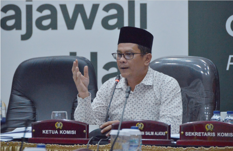 Komisi C DPRD Provinsi DKI Jakarta menyetujui usulan anggaran pengadaan infrastruktur penunjang sistem aplikasi layanan pajak daerah Rp157 miliar usulan Badan Pendapatan Daerah (Bapenda). Sekertaris Komisi C DPRD DKI Jakarta Yusuf meminta dengan persetujuan itu diharapkan mampu mengoptimalkan pendapatan asli daerah (PAD) dan mencegah terjadinya kebocoran pendapatan. “Kami sangat berharap dengan anggaran ini ada peningkatan pendapatan asli daerah kita sehingga dapat memaksimalkan pajak pajak daerah,” ujarnya pada pembahasan rancangan APBD 2023 di Grand Cempaka Bogor, Jawa Barat, Rabu (16/11). Selain itu, sambung Yusuf, optimalisasi sistem berbasis online juga bermanfaat untuk memonitor secara real time pergerakan pendapatan pada 13 jenis pajak. Dengan begitu DPRD maupun Pemprov DKI dapat segera melakukan upaya perbaikan kebijakan. Menanggapi hal itu, Kepala Bapenda DKI Jakarta Lusiana Herawati menyatakan kesiapannya untuk membangun sistem online untuk mengoptimalisasi PAD di DKI Jakarta. Ia menargetkan program usulan yang sudah tertuang dalam rencana induk teknologi, dapat rampung di tahun 2025. “Keinginan kita nanti kalau tahun 2023 pendapatan kita naik. Terus kita akan geser selesainya di tahun 2024. Sehingga tahun 2025, kita sudah bisa mengimplementasikan semua sistem kita yang sudah dibangun secara online semuanya,” terang Lusiana. Setelah semua sistem online sudah siap difungsikan, Lusiana menegaskan, masyarakat tidak perlu lagi datang ke kantor pajak untuk melaporkan keuangannya. “Semua bisa dilakukan dari kantor, karena by sistem kan tinggal upload datanya saja jadi tidak perlu lagi ke kantor pajak,” ungkap Lusiana.