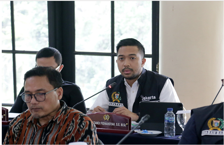 Komisi B DPRD Provinsi DKI Jakarta menyetujui pemberian penyertaan modal daerah (PMD) sebesar Rp1,2 miliar untuk PT Food Station Tjipinang Jaya. PMD tersebut diharapkan optimal untuk memenuhi ketersediaan beras fortifikasi kaya vitamin. Anggota Komisi B DPRD DKI Farazandi Fidinansyah mengatakan, dengan PMD yang diberikan PT Food Station harus menjamin keterjangkauan harga. Tujuannya agar program tersebut efektif sebagai upaya meningkatkan gizi masyarakat serta menekan angka stunting pada anak usia dini yang kini mencapai 16,8%. “Ini satu-satunya program yang beririsan langsung dengan stunting. Keterjangkauan harga penting. Kalau programnya ada, tetapi harganya tidak terjangkau, ya jadi tidak tuntas upaya kita,” ujarnya di Grand Cempaka Bogor, Jawa Barat, Rabu (16/11). Hal senada disampaikan anggota Komisi B Nur Afni Sajim. Ia mengungkapkan beras bervitamin yang dinilai mampu mencegah stunting ini, harus memiliki harga jual ekonomis. Bila harga jualnya mahal, maka dikhawatirkan masyarakat ekonomi kelas bawah tidak mampu mengonsumsinya. Dampaknya, target awal penyediaan beras tersebut tidak tepat sasaran. “Itu menjadi perhatian. Kita tidak mau, nanti kegiatan itu, ke masyarakat berdampaknya tidak ekonomis,” terang Nur Afni. Sementara itu, anggota Komisi B Taufik Zoelkifli mendorong PT Food Station agar beras fortifikasi ini masuk dalam program pangan murah, dengan harapan pemegang kartu jakarta pintar (KJP) dapat membelinya dengan harga terjangkau. “Kita memberikan modal untuk menyediakan beras fortifikasi itu, nanti berikutnya jika mau digunakan untuk keperluan masyarakat yang membutuhkan, nanti bisa kita skemakan dengan KJP dan bantuan sosial,” ujar Taufik. Dalam kesempatan yang sama, Direktur PT Tjipinang Food Station Pamrihadi Wiraryo menjelaskan, beras fortifikasi merupakan beras premium yang dicampur dengan kernel mengandung zinc, sehingga beras diharap mampu mencegah stunting. “Sebagaimana kita ketahui salah satu program strategis Pemprov adalah mengurangi stunting. Beras fortifikasi itu diproduksi oleh mitranya FS, dimana beras mengandung kernel zinc yang bisa langsung dikonsumsi masyarakat,” terang Pamrihadi. Untuk penyebarluasan beras fortifikasi, lanjutnya, PT Tjipinang Food Station akan bekerja sama dengan Pemerintah Pusat melalui Kementerian Sosial. Ia pun mengharap Pemprov DKI juga bisa memiliki program pendistribusian beras ke masyarakat kurang mampu. Sebab harga yang dipasang PT Food Station yakni Rp16.000 per kilogram. “Kalau seandainya itu mau dijadikan program oleh Pemprov, pemprov harus mendesain. Ini baru harga keekonomian yang diperuntukan bagi anak-anak atau bagi warga yang merasa penting mengkonsumsi beras fortifikasi,” papar Pamrihadi. Sebelum program pendistribusian di desain, ia mengharap ada sosialisasi dan kampanye manfaat beras fortifikasi kepada warga Jakarta. “Harapannya ini pengenalan dulu, terus campaign, nanti setelah itu baru jadi program. Manfaatnya juga banyak untuk kesehatan ibu hamil, ibu menyusui, stunting di kalangan anak-anak,” tuturnya.
