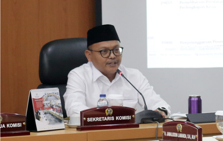 Komisi D Dewan Perwakilan Rakyat Daerah (DPRD) Provinsi DKI Jakarta meminta Dinas Cipta Karya, Tata Ruang Dan Pertanahan (Citata) DKI gencar mensosialisasikan Peraturan Gubernur (Pergub) nomor 31 tahun 2022 tentang Rencana Detail Tata Ruang Wilayah Perencanaan (RDTR-WP) Provinsi Daerah Khusus Ibukota Jakarta pada tahun 2023 mendatang. Sekretaris Komisi D DPRD DKI Jakarta Syarif mengatakan, sosialisasi penting dilakukan untuk menghindari kesalahan masyarakat dalam mengajukan perizinan konstruksi bangunan. Seperti sekarang ini, untuk melakukan pembangunan, masyarakat tidak harus mengantongi izin mendirikan bangunan (IMB) namun wajib memiliki persetujuan bangunan gedung (PBG) yang bisa diajukan melalui sistem informasi manajemen bangunan gedung (SIMBG). “Karena tanpa ada sosialisasi, masyarakat tidak paham apa perubahan dari sebelumnya. Supaya Pergub itu jalan, masyarakat harus diberi pemahaman,” ujarnya di gedung DPRD DKI Jakarta, Kamis (17/11). Dengan anggaran sebesar Rp831 juta yang telah disetujui dalam rancangan APBD tahun 2023, kata Syarif, sosialisasi harus dilakukan secara merata di 44 Kecamatan se-DKI Jakarta. Tidak hanya itu, Dinas Citata harus menyiapkan sumber daya manusia (SDM) yang mumpuni dan memahami isi seluruh Pergub RDTR-WP. “Saya sarannya disosialisasikan per Kecamatan, harus tersentuh semua. ASN yang bertugas juga harus diberikan pemahaman dengan informasi yang valid terkait Pergub itu sendiri,” kata Syarif. Hal senada juga diungkap anggota Komisi D Pantas Nainggolan. Ia menilai perlunya Pemprov untuk turun langsung ke masyarakat sehingga informasi yang ada dalam payung hukum tersebut dapat diterima dengan baik. “Sosialisasi pertama dilakukan aparatur pemerintah sampai ke bawah, sehingga betul-betul bisa memahami ruh Pergub 31 tersebut dan masyarakat bisa mendapatkan informasi yang utuh,” ungkap Pantas. Di kesempatan yang sama, Kepala Dinas Citata Heru Hermawanto menegaskan pihaknya akan menggandeng Biro Tata Pemerintahan (Tapem) untuk melakukan sosialisasi hingga tingkat RW. “Kita kemarin sudah bersurat juga dengan teman-teman Tapem untuk minta bantuan memfasilitasi sosialisasi. Kami akan kerahkan semua personil kami mulai dari Sudin dan Kecamatan. Kita libatkan langsung sehingga serentak untuk membantu menjembatani penjelasan RDTR ke masyarakat,” tegas Heru.