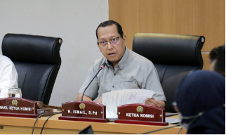 Komisi B DPRD Provinsi DKI Jakarta meminta dalam rancangan perda pemberlakuan Pengendalian Lalu Lintas Secara Elektronik (PL2SE) menegaskan bahwa Pemerintah Provinsi (Pemprov) DKI Jakarta yang mengelola langsung jalan berbayar atau electronic road pricing (ERP). Ketua Komisi B DPRD DKI Jakarta Ismail mengatakan, saat ini pihaknya masih terus mendalami kajian dari rencana penerapan jalan berbayar di Ibu Kota. “Kalau pun diterapkan (ERP) ini lebih baik dikelola oleh Pemprov termasuk dalam hal ini uang yang ditarik tersebut,” ujarnya di gedung DPRD DKI Jakarta, Senin (16/1). Belum lama ini ramai isu beredar mengenai penerapan jalan berbayar yakni pengelola ERP. Setidaknya ada tiga institusi yang disebut bakal mengelola ERP yakni Pemprov DKI, Kepolisian, atau pihak ketiga. Tak hanya itu, Komisi B juga memberi batasan yang jelas bahwa uang hasil pungutan ERP diperuntukkan untuk meningkatkan kualitas pelayanan transportasi. Hasil pungutan ERP, kata dia, tidak diperuntukkan selain perbaikan kualitas transportasi publik. “Bahkan bukan hanya disitu saja, Komisi B juga berpandangan ini harus bisa dipastikan uang yang dipungut itu memiliki kontribusi yang signifikan terutama dalam hal peningkatan layanan transportasi baik terhadap pengguna jalan, pengguna transportasi umum massalnya dan sebagainya. Jadi ada korelasinya langsung. Tidak bisa digunakan untuk yang lain-lain,” ungkapnya. Sementara itu, anggota Komisi B DPRD DKI Suhud Alynudin meminta Dinas Perhubungan melampirkan naskah akademik dalam pembahasan terkait ERP pada rapat-rapat berikutnya. “Kan ini sedang berproses di Bapemperda, artinya bahan-bahan awal sudah ada. Kayak naskah akademik. Kami minta itu juga disertakan supaya kita bisa baca sehingga nanti bukan hanya bahan pemaparannya saja yang dikasih,” katanya. Berdasarkan informasi, rapat kerja perdana Komisi B bersama Dinas Perhubungan (Dishub) DKI tahun 2023 terkait untuk membahas mekanisme penerapan jalan berbayar akan dilanjutkan pekan depan.