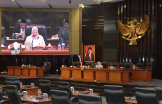 Dewan Perwakilan Rakyat Daerah (DPRD) Provinsi DKI Jakarta melalui rapat paripurna menyepakati pembukaan masa sidang dan reses pertama di tahun 2023. Sejumlah rencana kerja tahunan (RKT) tahun 2023 juga disampaikan. Wakil Ketua DPRD Provinsi DKI Jakarta Rany Mauliani menjelaskan, dibukanya masa sidang dan reses pertama tahun ini dilandasi Keputusan DPRD DKI Nomor 154 tentang Rencana Kerja Tahunan (RKT) 2023. Penetapan tersebut disetujui langsung jajaran DPRD DKI Jakarta maupun daring. “Diawal tahun 2023 ini kita akan memasuki Masa Sidang Pertama dan Masa Reses, Pimpinan dan Anggota DPRD Provinsi DKI Jakarta Tahun Anggaran 2023. Untuk itu, Masa Sidang Pertama dan Masa Reses Pimpinan dan Anggota DPRD Provinsi DKI Jakarta Tahun Anggaran 2023 kami nyatakan dibuka,” ujarnya di gedung DPRD DKI. Seperti diketahui, penyusunan RKT 2023 DPRD DKI dilandasi oleh sejumlah ketentuan, seperti Peraturan Pemerintah Nomor 12 Tahun 2018 tentang tentang Pedoman Penyusunan Tata Tertib DPRD Provinsi, Kabupaten, dan Kota, Peraturan Pemerintah Nomor 18 Tahun 2017 tentang Hak Keuangan dan Administratif Pimpinan dan Anggota DPRD, serta peraturan perundangan terkait lainnya. Dengan landasan tersebut, masa sidang pertama 2023 akan dilaksanakan pada bulan Januari sampai dengan April 2023 yang terdiri dari tujuh Alat Kelengkapan Dewan (AKD) yaitu, Pimpinan DPRD, Badan Musyawarah (Bamus) , Badan Anggaran (Banggar, Badan Kehormatan (BK) , Badan Pembentukan Peraturan Daerah (Bapemperda) , Komisi Komisi, Panitia Khusus (Pansus) dan kepanitiaan lainnya. Dalam kegiatan Pansus dan kepanitiaan lainnya terdiri dari Rapat Alat Kelengkapan DPRD, Rapat Kerja dengan Mitra Kerja, Penyebarluasan Peraturan Daerah (Perda), Kunjungan Kerja Alat Kelengkapan Dewan (AKD), Konsultasi atau Koordinasi dengan instansi terkait. Selanjutnya Menerima Kunjungan Tamu Dalam dan Luar Negeri, Coffe Morning, Menerima Delegasi Masyarakat, Peninjauan Lapangan, Reses Tahun 2023, Pembahasan Laporan Keterangan Pertanggungjawaban (LKPJ) Tahun Anggaran 2022, dan Bimbingan Teknis (Bimtek) DPRD Pertama dan kedua Tahun 2023.